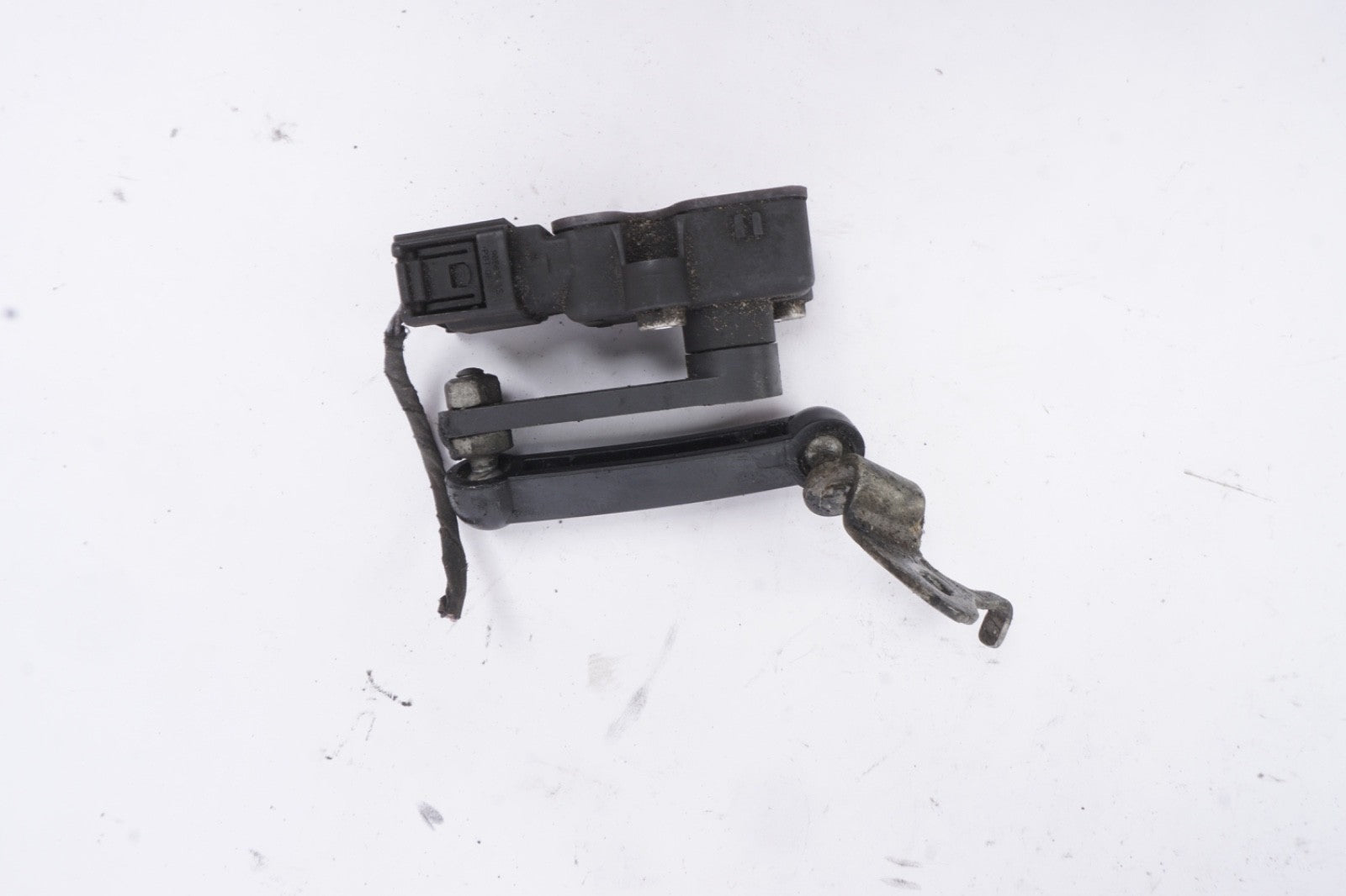 2018-2023 BMW X2 (F39) REAR SUSPENSION HEIGHT LEVEL SENSOR 6870200