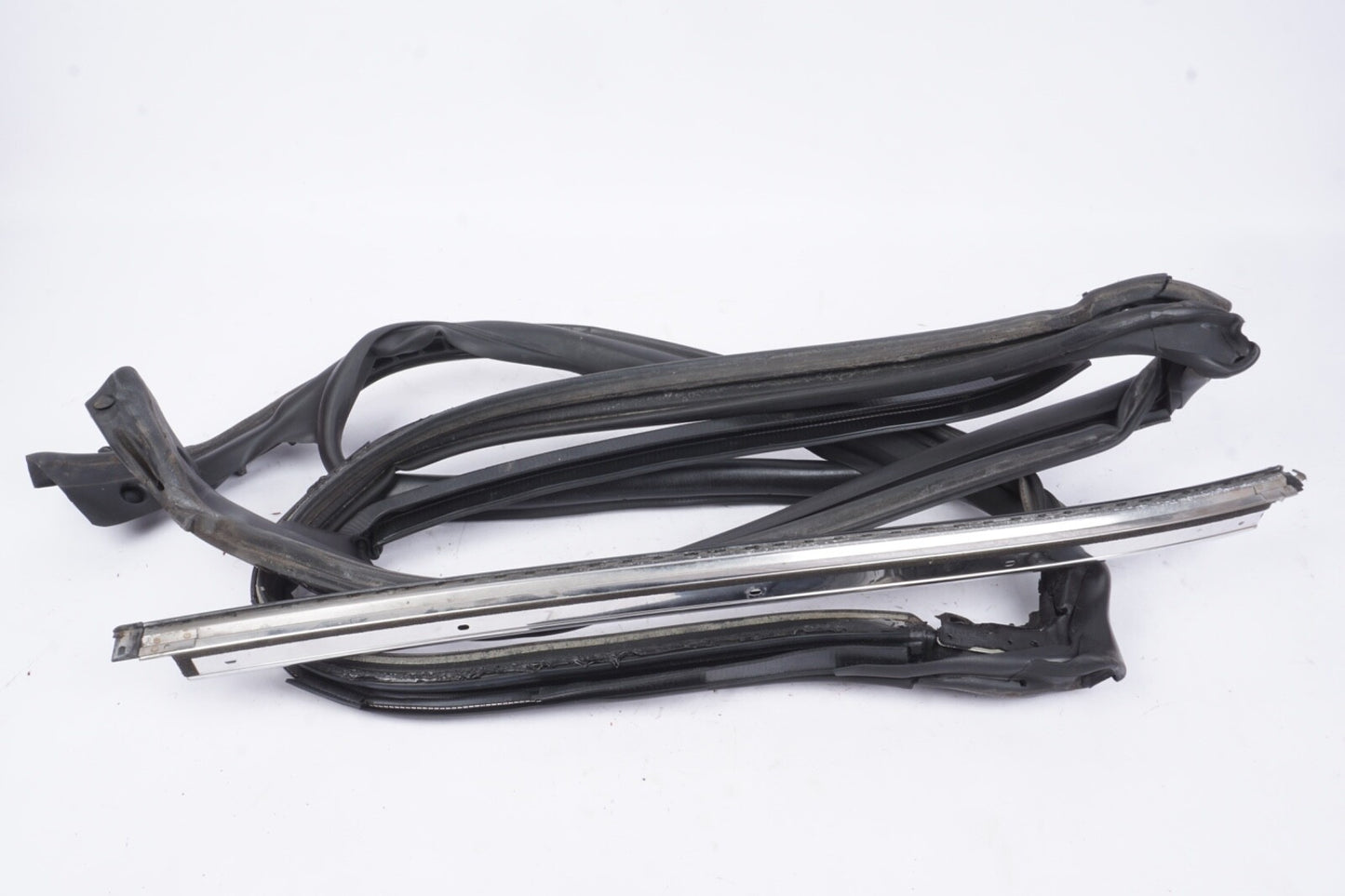 10-14 MERCEDES-BENZ C207 E350 COUPE REAR RIGHT PASSENGER SIDE WINDOW SEAL