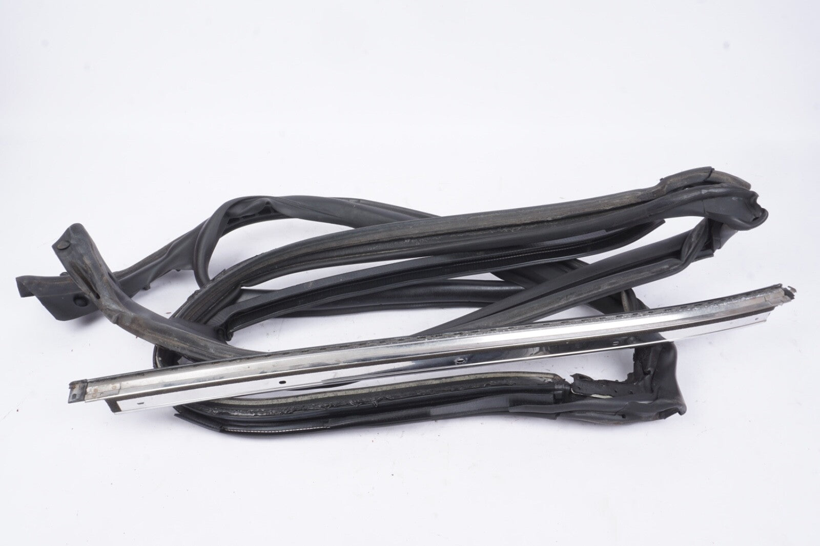 10-14 MERCEDES-BENZ C207 E350 COUPE REAR RIGHT PASSENGER SIDE WINDOW SEAL
