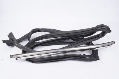 10-14 MERCEDES-BENZ C207 E350 COUPE REAR RIGHT PASSENGER SIDE WINDOW SEAL