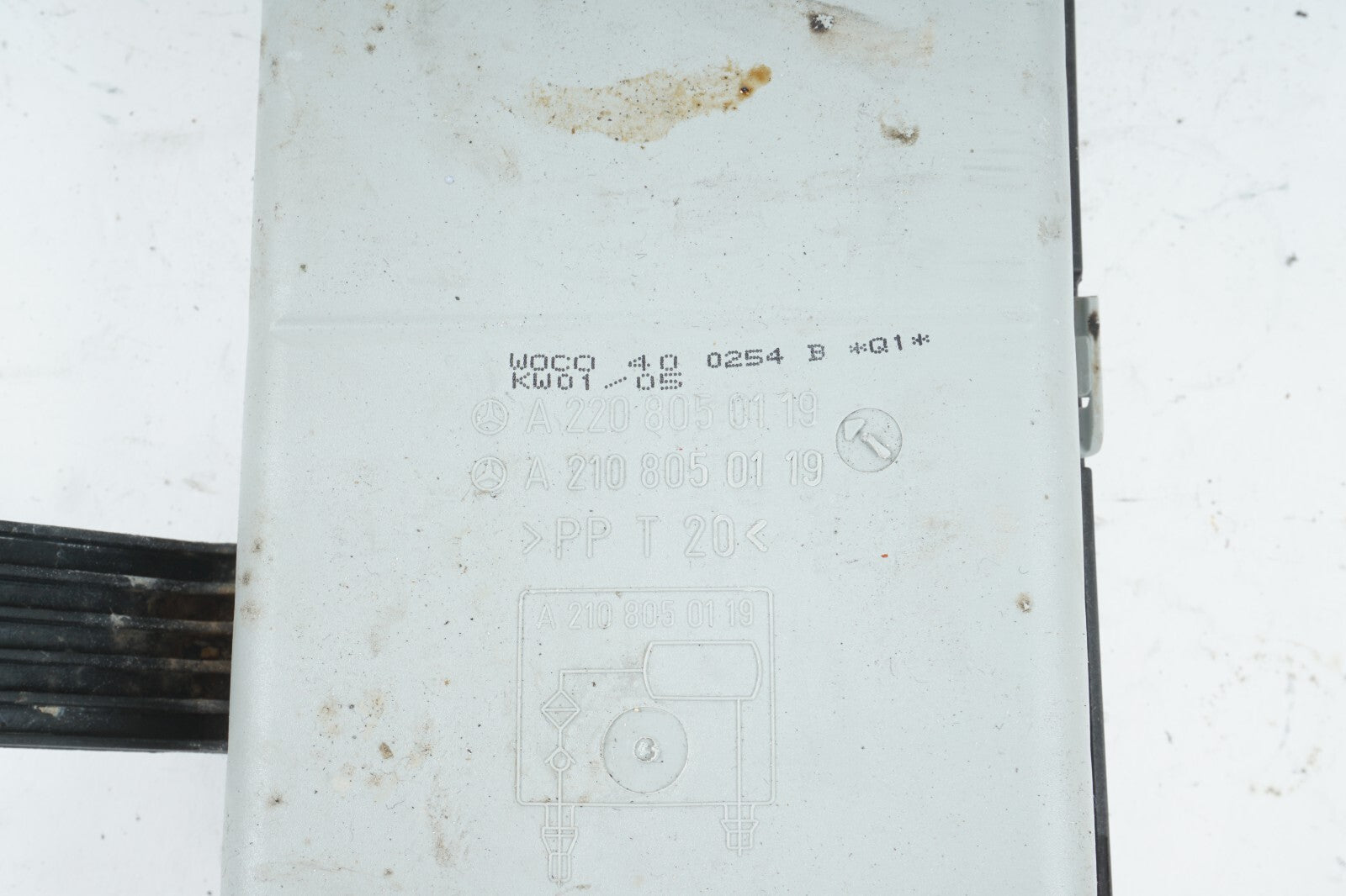 03 - 08 Mercedes R230 SL500 Vacuum Pump Reservoir Tank 2208050119 OEM