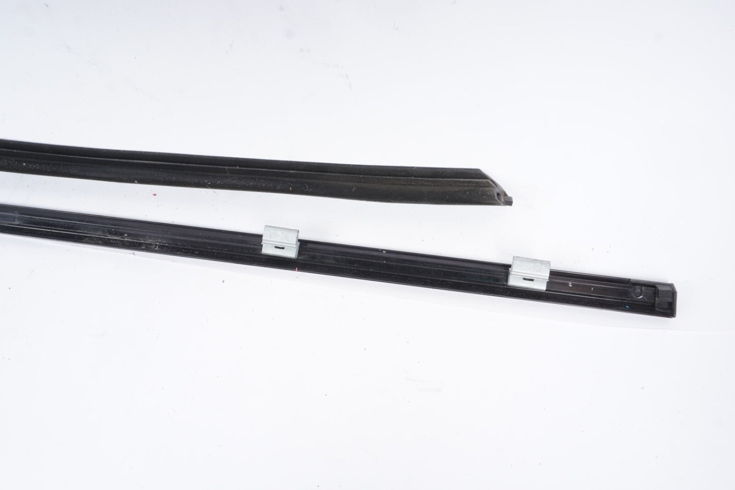 03-11 Mercedes R230 SL500 SL550 Door Window Weather Seal Molding Front Left OEM