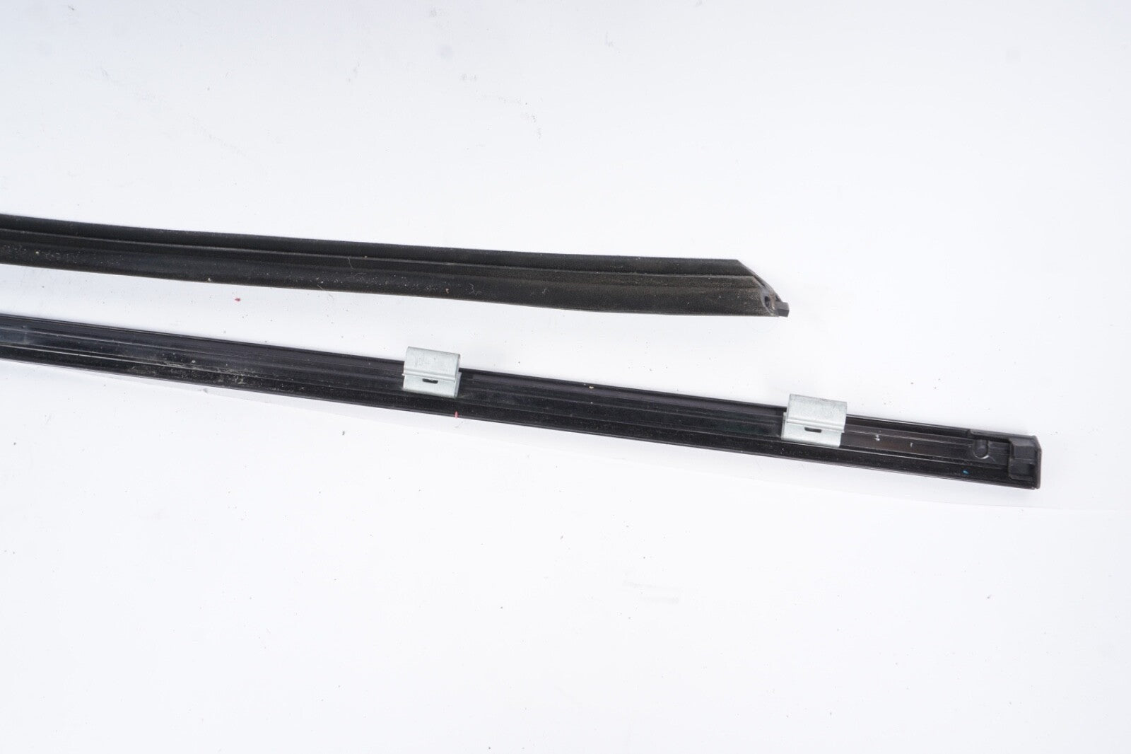 03-11 Mercedes R230 SL500 SL550 Door Window Weather Seal Molding Front Left OEM