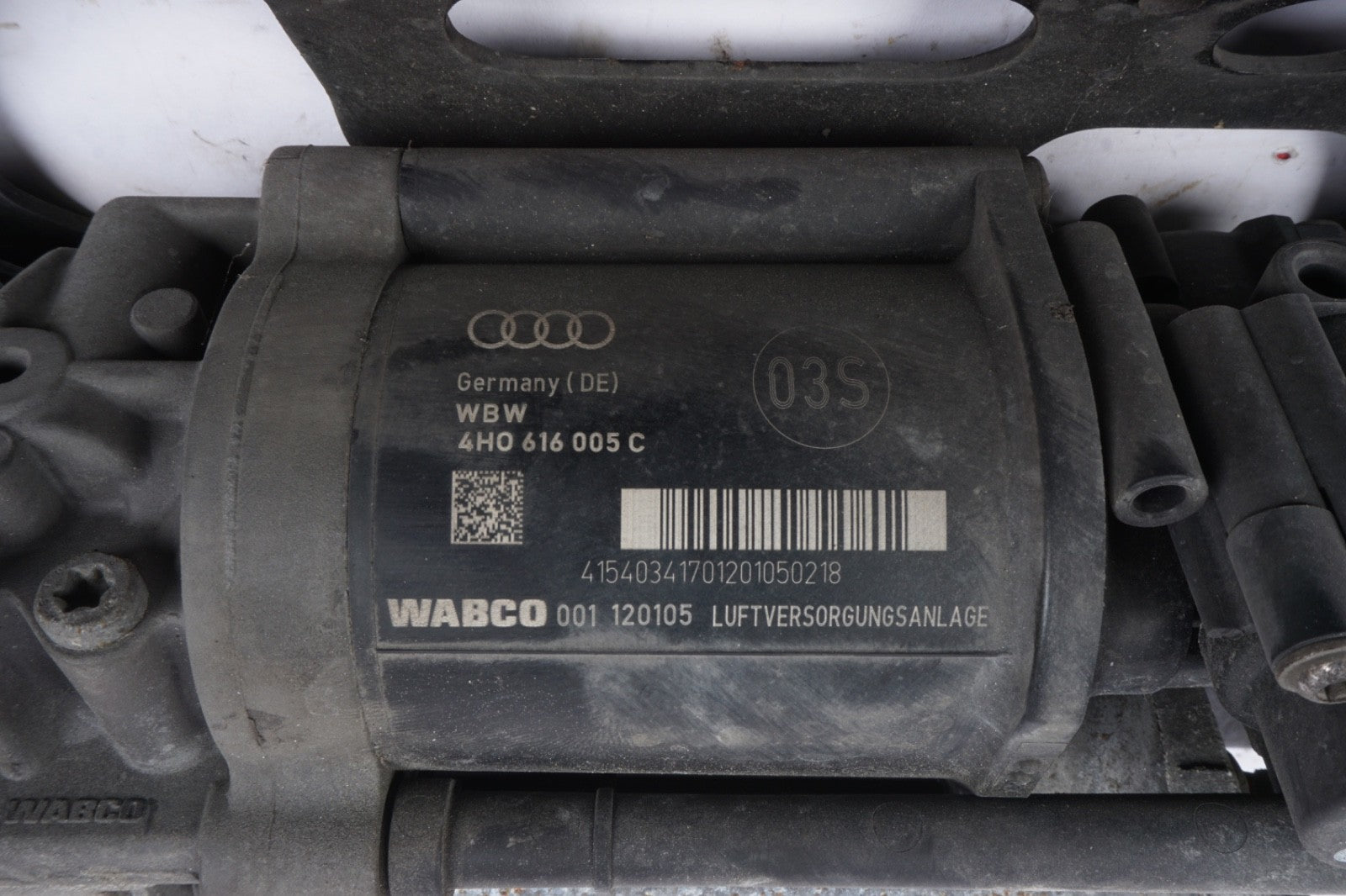 2011 - 2018 Audi A8 Air Ride Suspension Compressor Valve Block 4H0616005C OEM