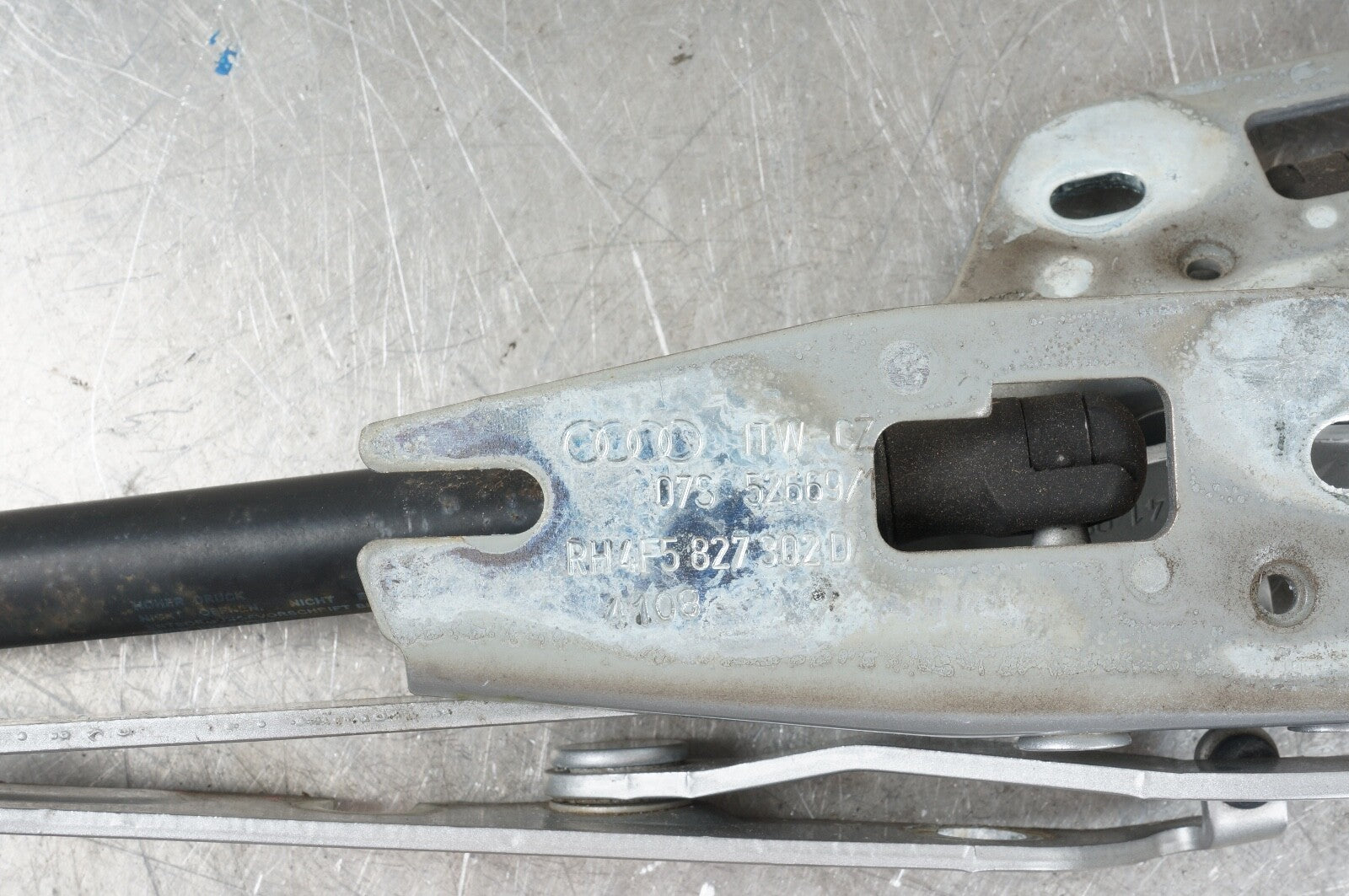 05-11 AUDI C6 A6 S6 SEDAN REAR LEFT RIGHT TRUNK HINGE SUPPORT SHOCKS