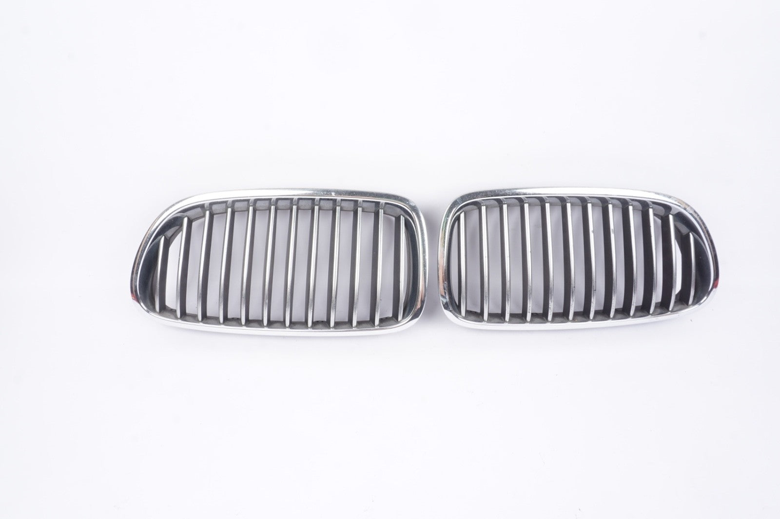 2011-2013 BMW 528i 535i xDrive Front Left Right Bumper Grille Set OEM 7200727