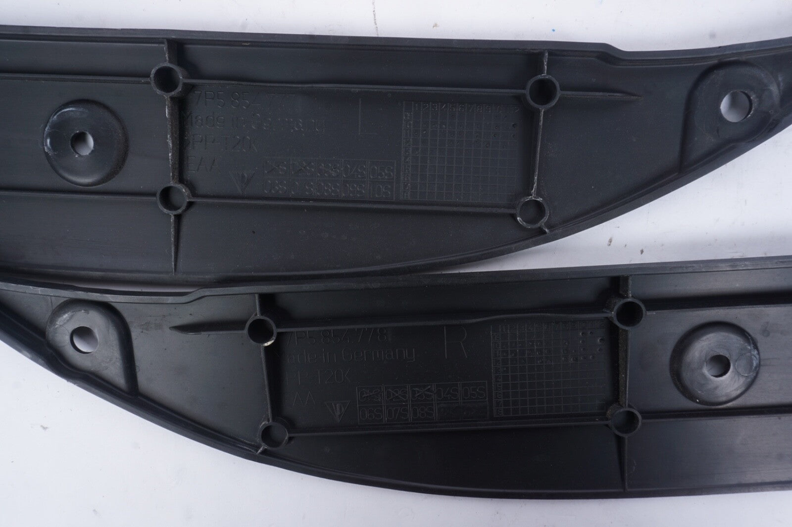 2011 - 2018 Porsche Cayenne Left Right Fender Seal Cover