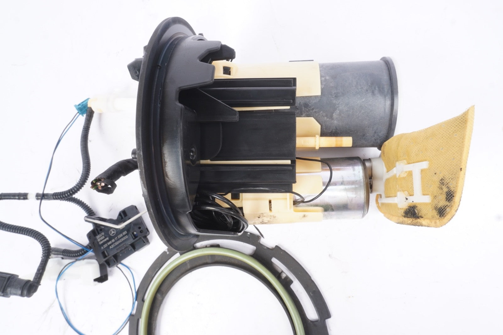 14-20 Mercedes W217 S550 S63 AMG Gas Tank Fuel Filter Unit 2224700094 OEM