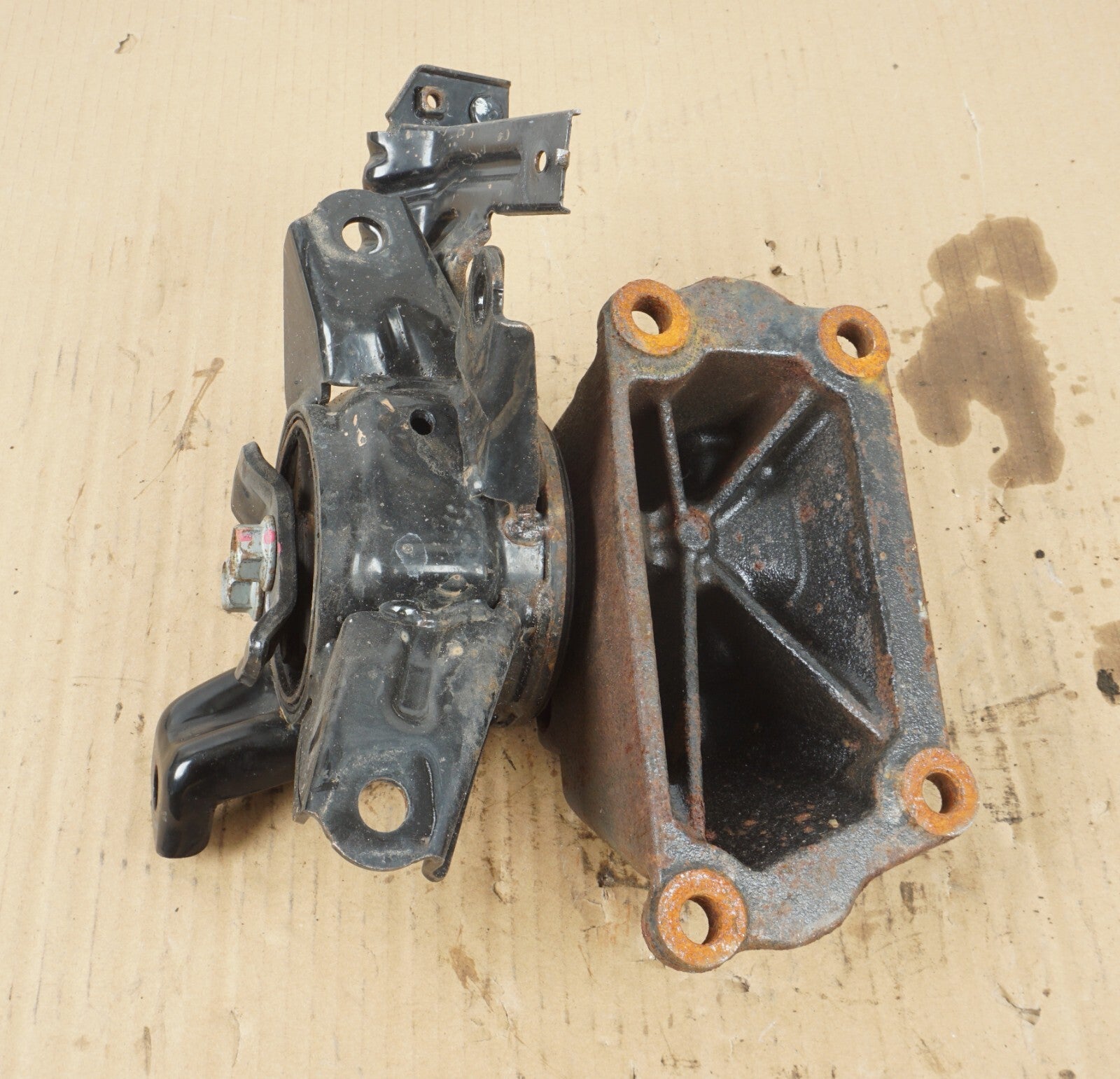 2013-2018 HYUNDAI SANTA FE ENGINE MOUNT BRACKET OEM