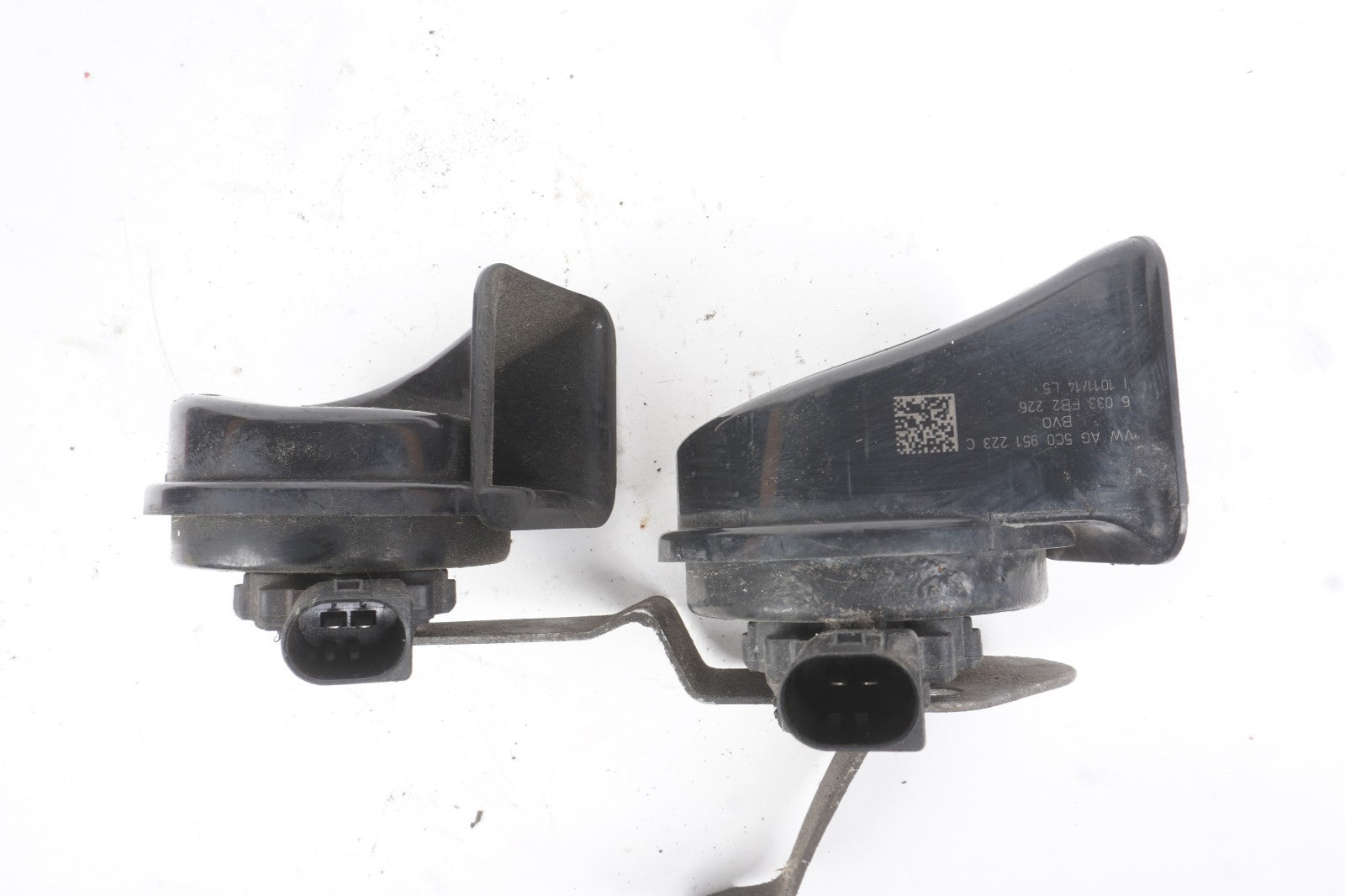 2012-2019 Volkswagen Passat Horn Signal High & Low w/ Bracket OEM