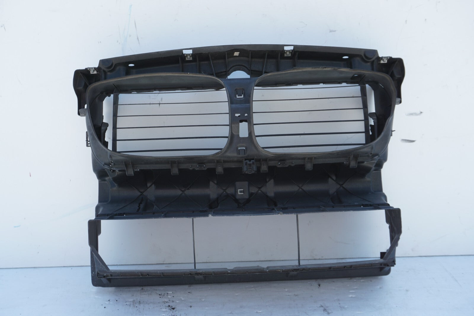 2011-2016 bmw 650i 550i GT F07 n63 4.4l radiator upper and lower support frame