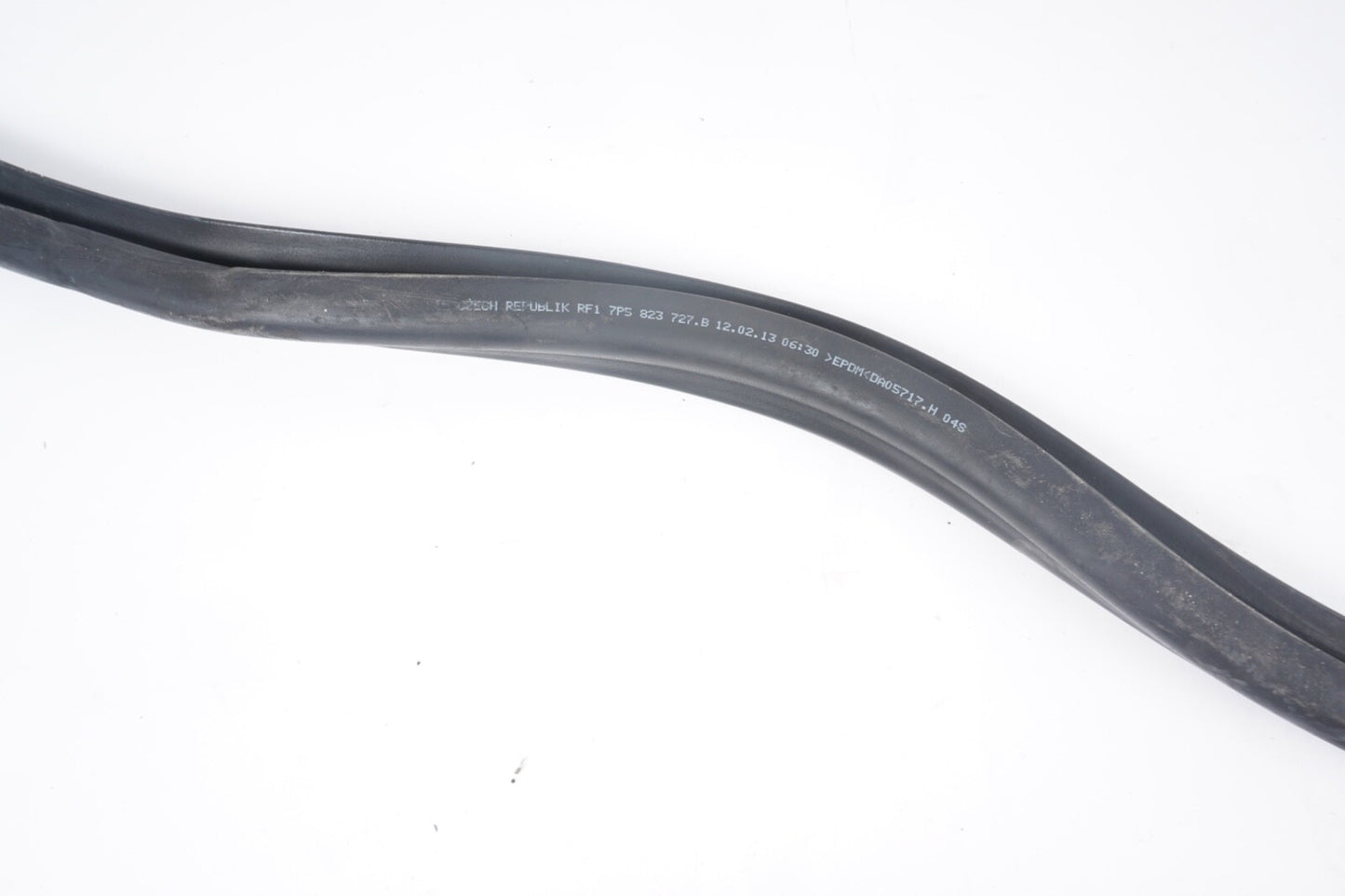 2011-2014 PORSCHE CAYENNE - RAIN TRAY SEAL / HOOD Weather Stripping