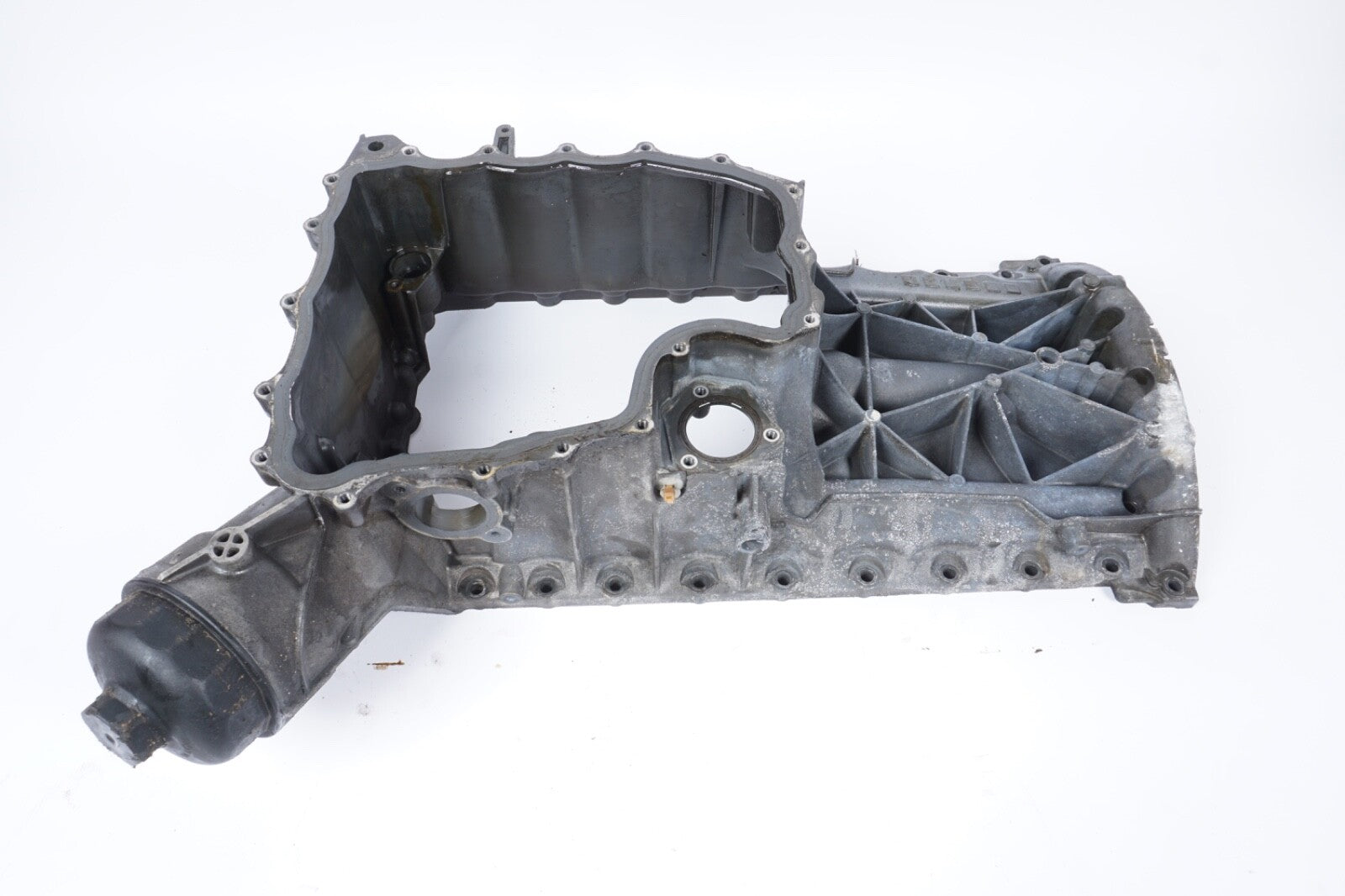 2011-2018 PORSCHE CAYENNE S 4.8L UPPER ENGINE OIL PAN OEM