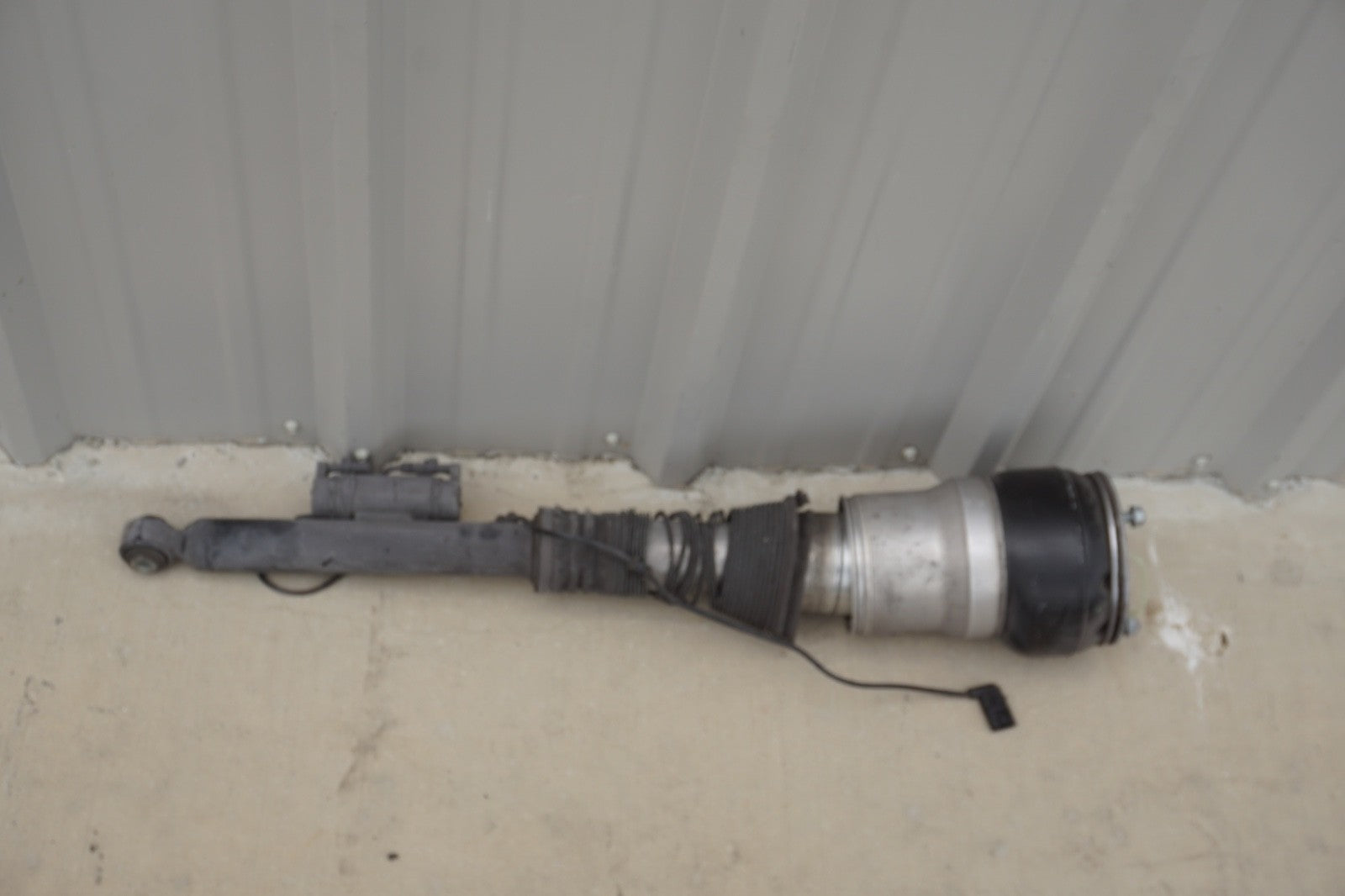 2014 - 2017 MERCEDES-BENZ S550 OEM REAR LEFT AIR SUSPENSION SHOCK STRUT