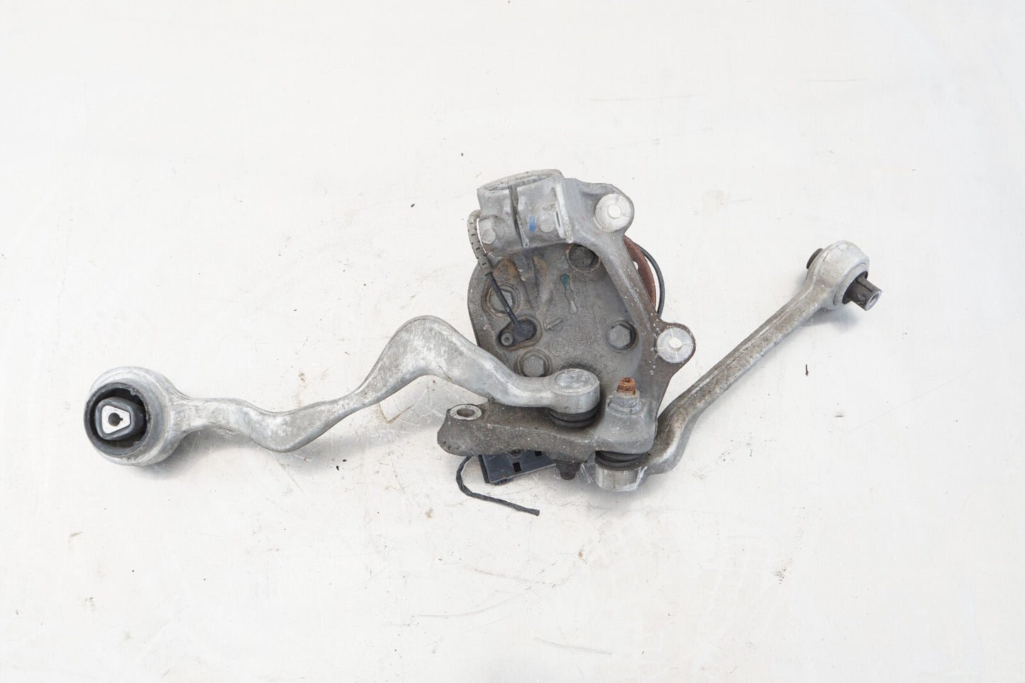 2009 - 2011 BMW 328i  FRONT RIGHT PASSENGER SIDE SPINDLE KNUCKLE WHEEL HUB OEM