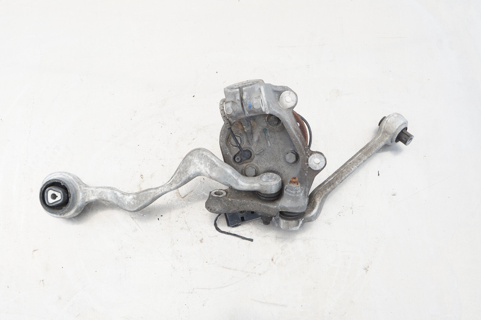 2009 - 2011 BMW 328i  FRONT RIGHT PASSENGER SIDE SPINDLE KNUCKLE WHEEL HUB OEM