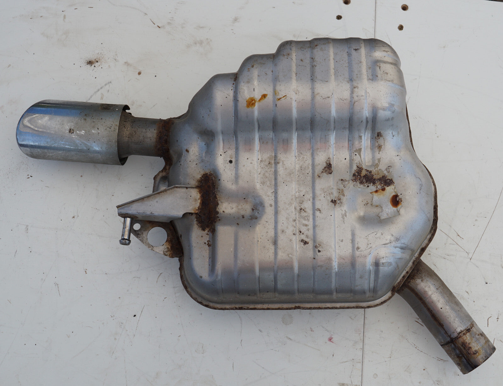 2011  2012 AUDI A8 L 4.2L REAR RIGHT PASSENGER SIDE EXHAUST MUFFLER OEM