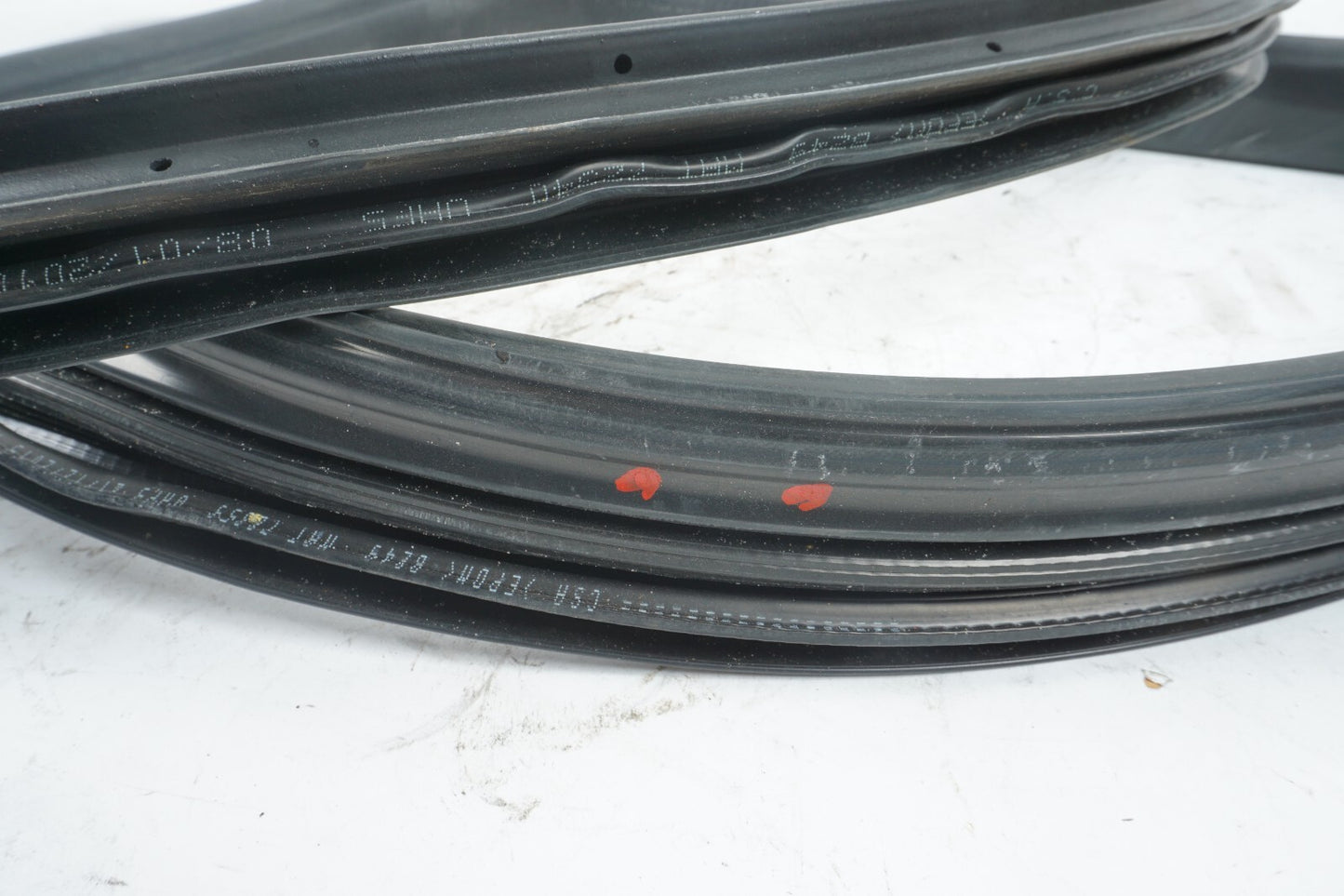 14 - 20 MASERATI QUATTROPORTE FRONT RIGHT PASSENGER DOOR WEATHERSTRIP SEAL OEM