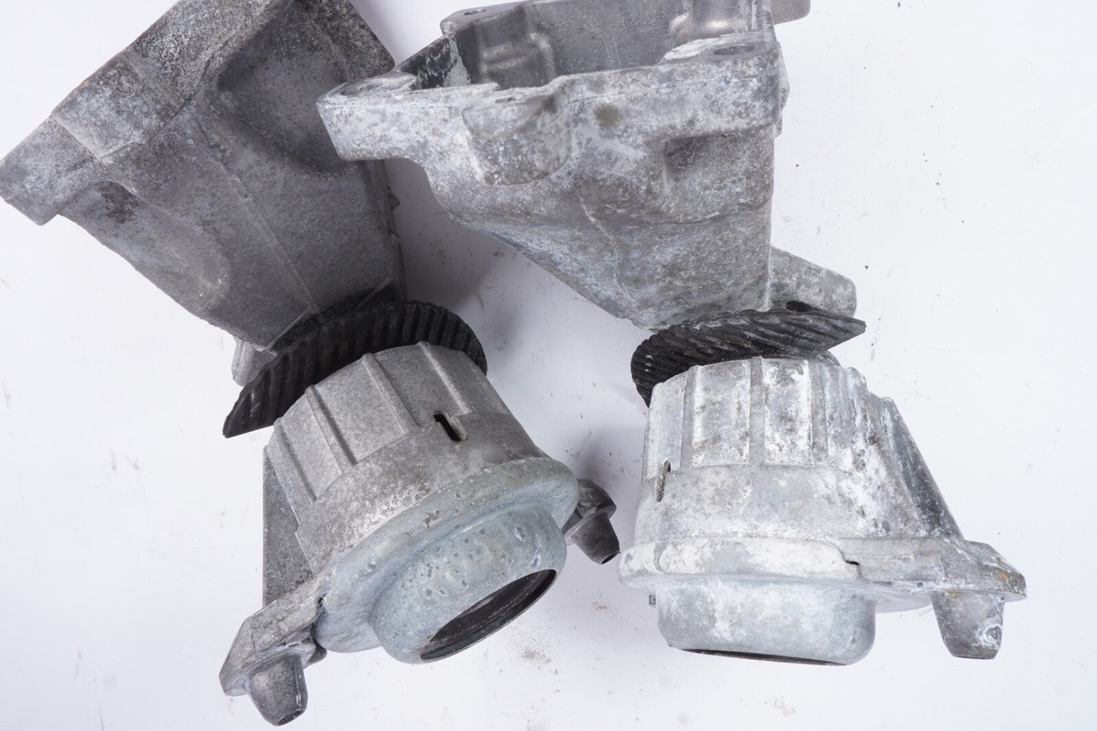 2013 14 MERCEDES E350 (A207 C207 W207) 3.5L M276 LEFT RIGHT MOTOR MOUNT BRACKET