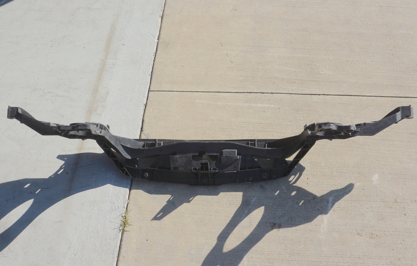 2011 - 2014 Porsche Cayenne Front Reinforcement Bar Upper Radiator Support Clip