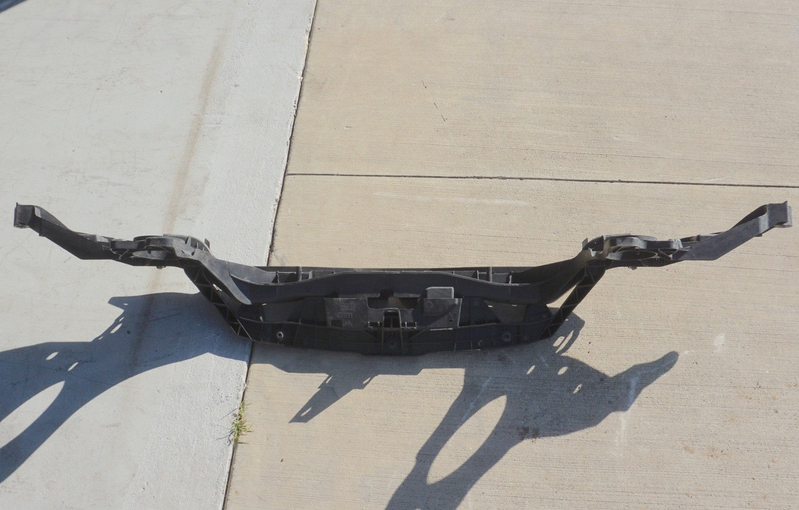 2011 - 2014 Porsche Cayenne Front Reinforcement Bar Upper Radiator Support Clip