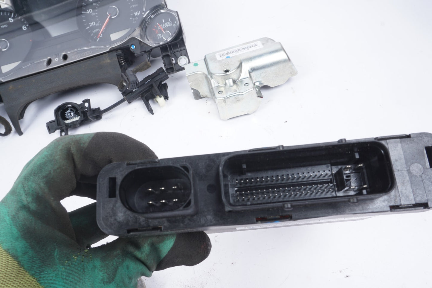 2004 - 2007 Audi A8 A8L 4.2L Ignition Set Key Lock Module Instrument Cluster OEM