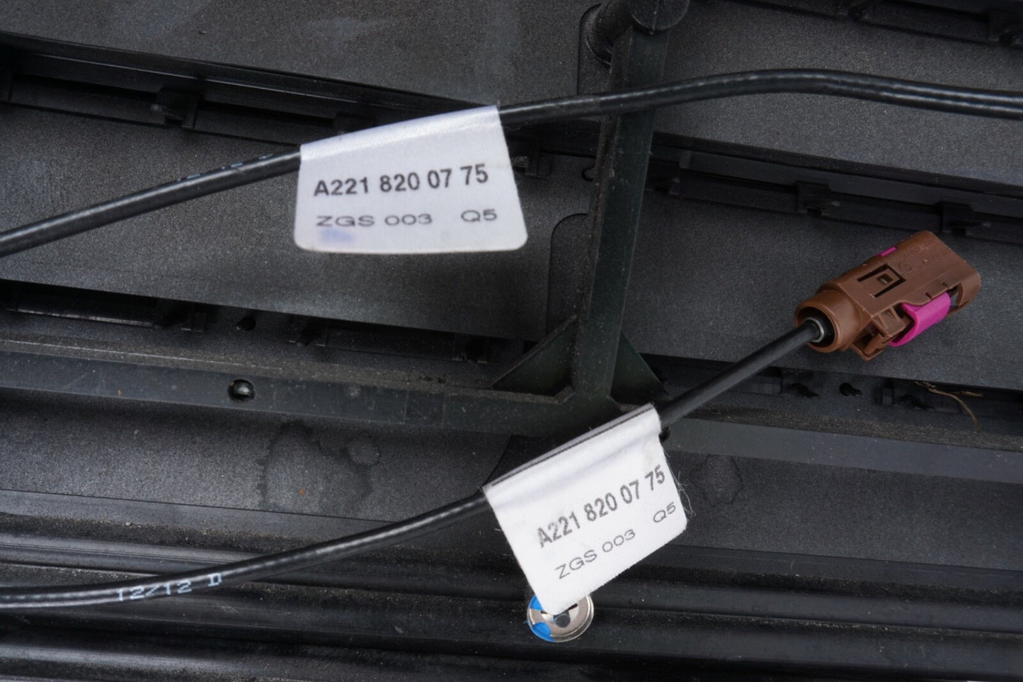 07-13  MERCEDES-BENZ W221 S400 S600 S550 REAR PHONE ANTENNAS OEM