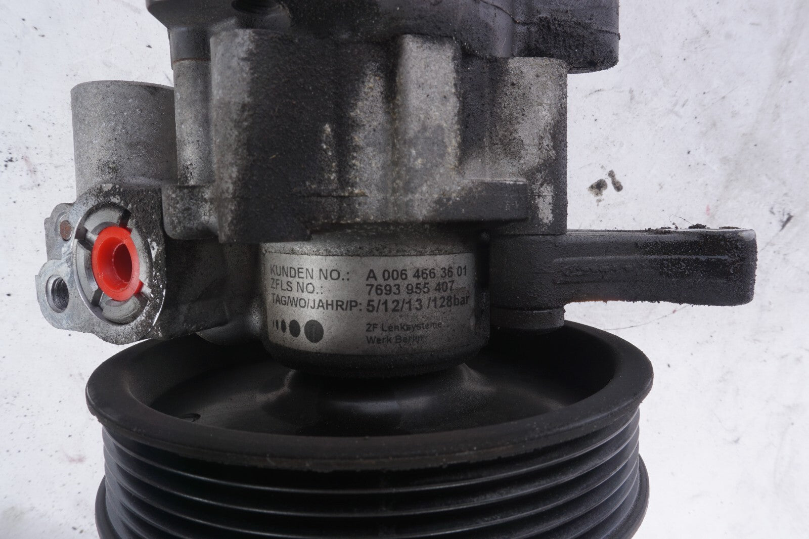 12-15 Mercedes W204 C250 SLK250 Power Steering Pump A0064663601 OEM