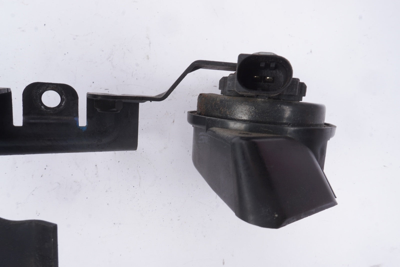 2011 - 2017 AUDI A8L HORN SIGNAL W/ BRACKET SET OF 2 OEM