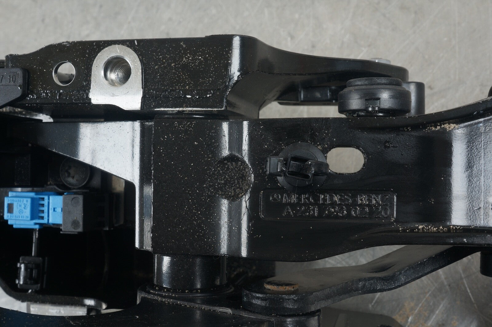 2013 - 2020 R231 MERCEDES SL ROOF TOP RIGHT MOUNT HINGE SUPPORT 2317900101