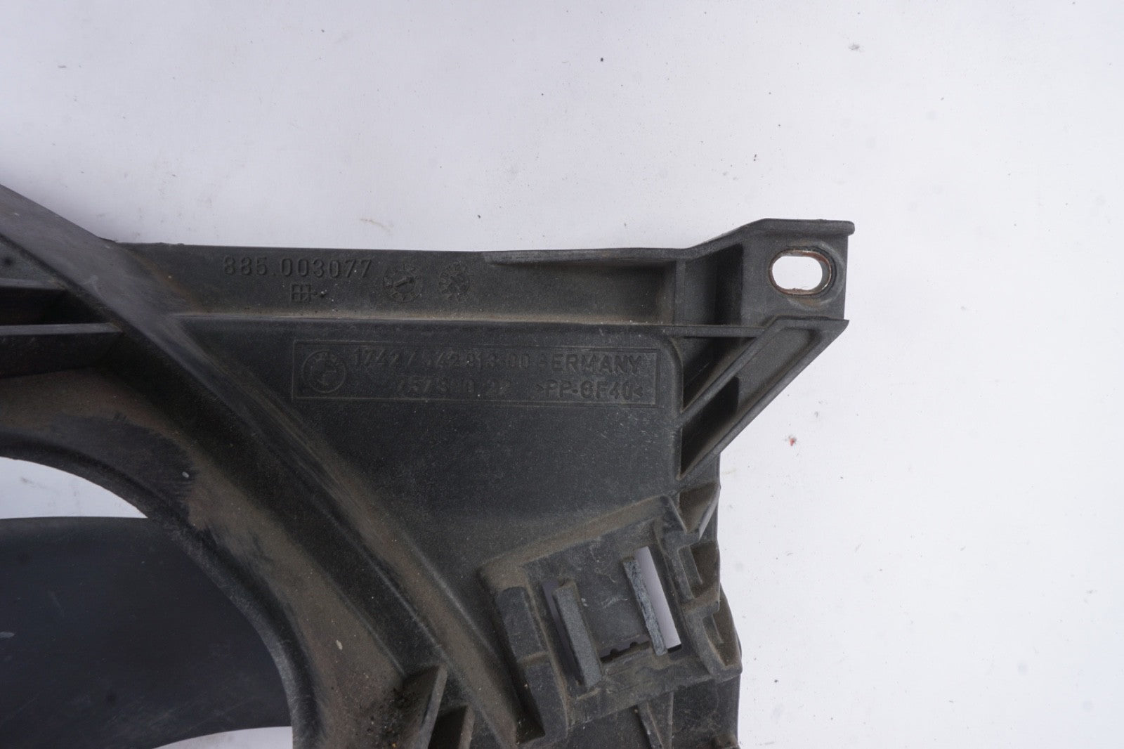 2005 BMW E85 Z4 3.0L M54 Engine Radiator Cooling Fan Housing OEM