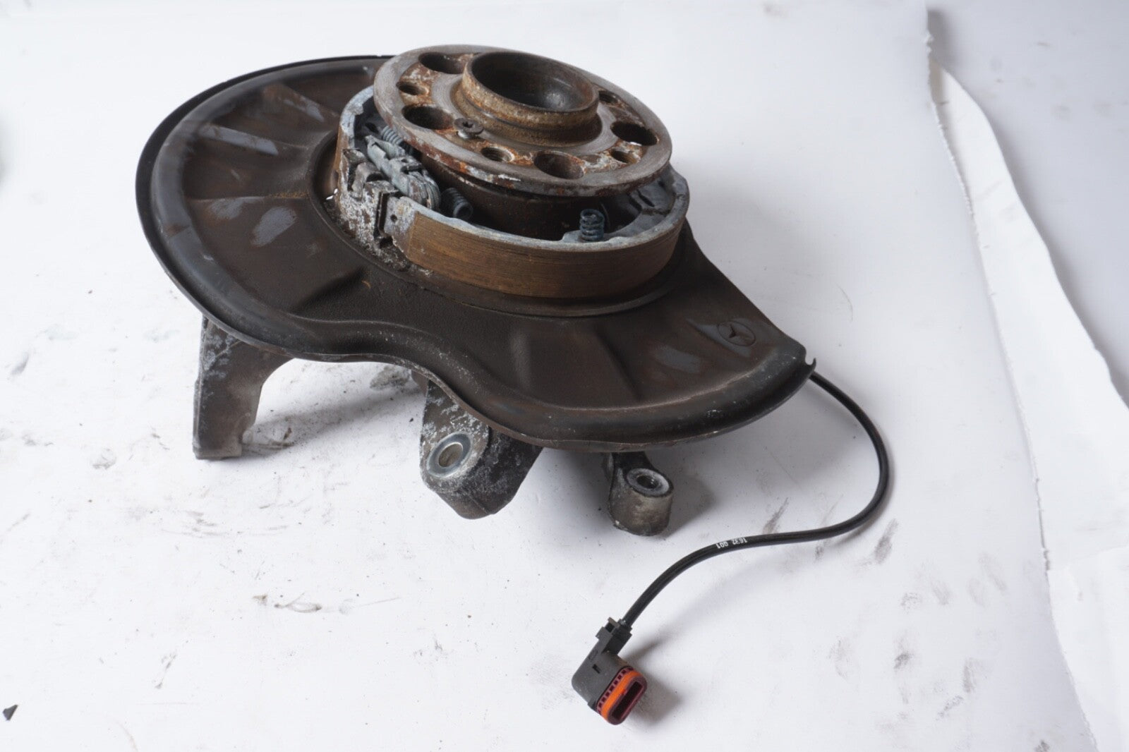 07-14 Mercedes W216 CL550 S550 Rear Left Wheel Carrier Spindle Knuckle Hub 56k