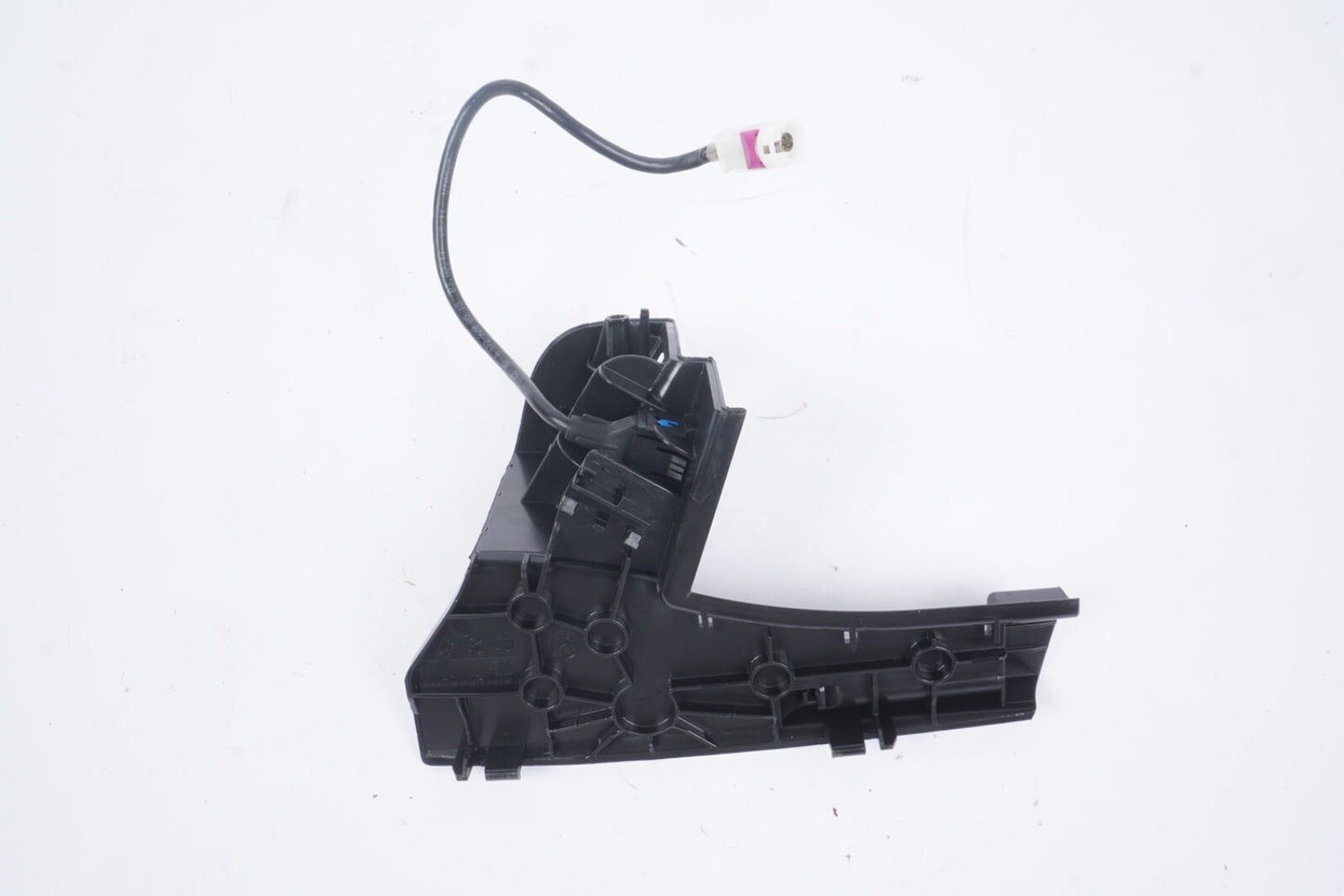 MERCEDES BENZ C250 C350 E350 W204 OEM CENTER CONSOLE USB MOUNT PLATE