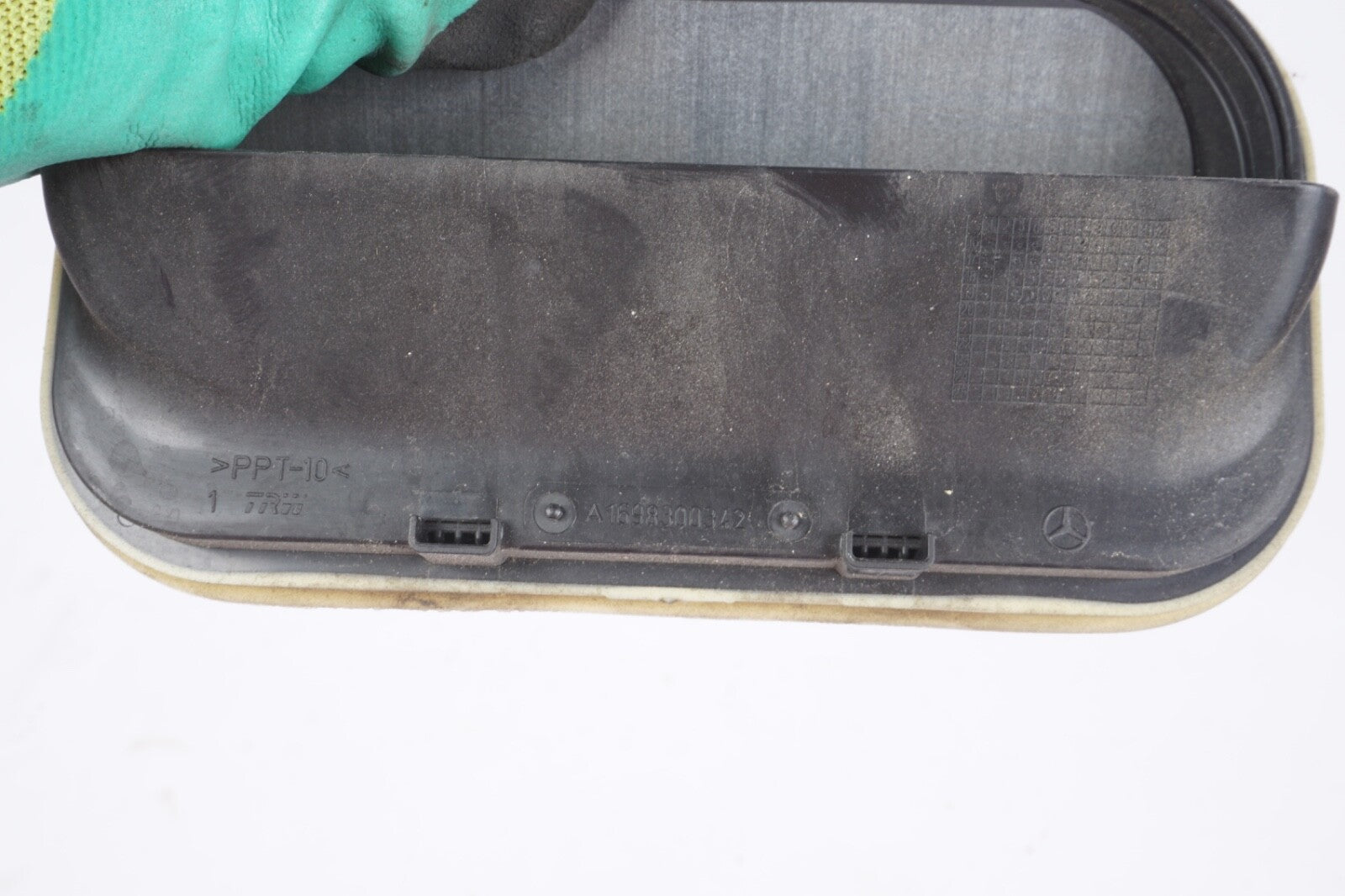 2015-2020 MERCEDES GLA250 X156 REAR RIGHT QUARTER PRESSURE AIR VENT GRILLE OEM