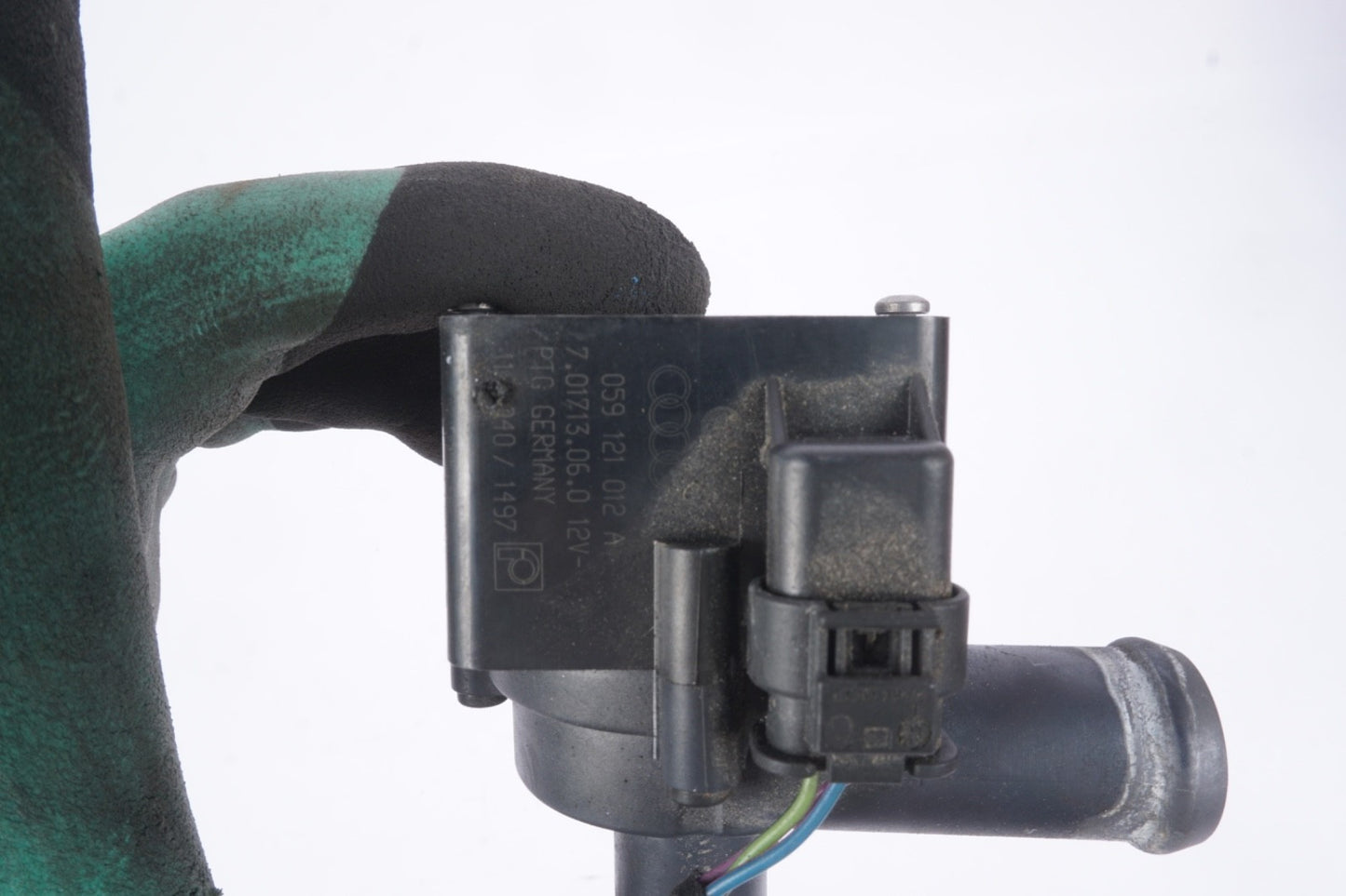 11-14 Audi D4 A8L 4.2L Engine Cooling Auxiliary Water Pump Sensor 059121012A OEM