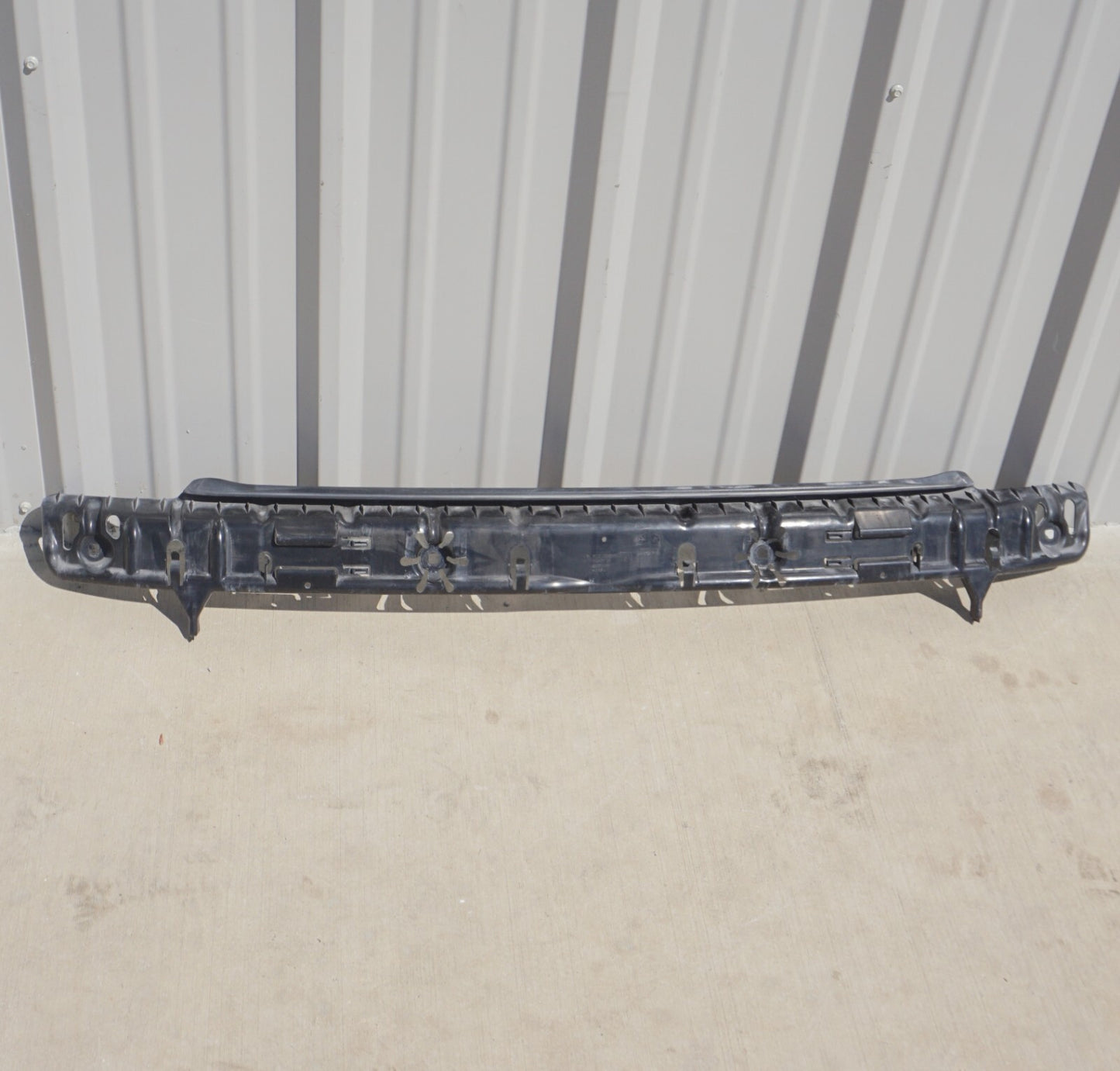 2004 - 2010  BMW 650i E63 E64 Rear Center Bumper Mount Bracket Support OEM