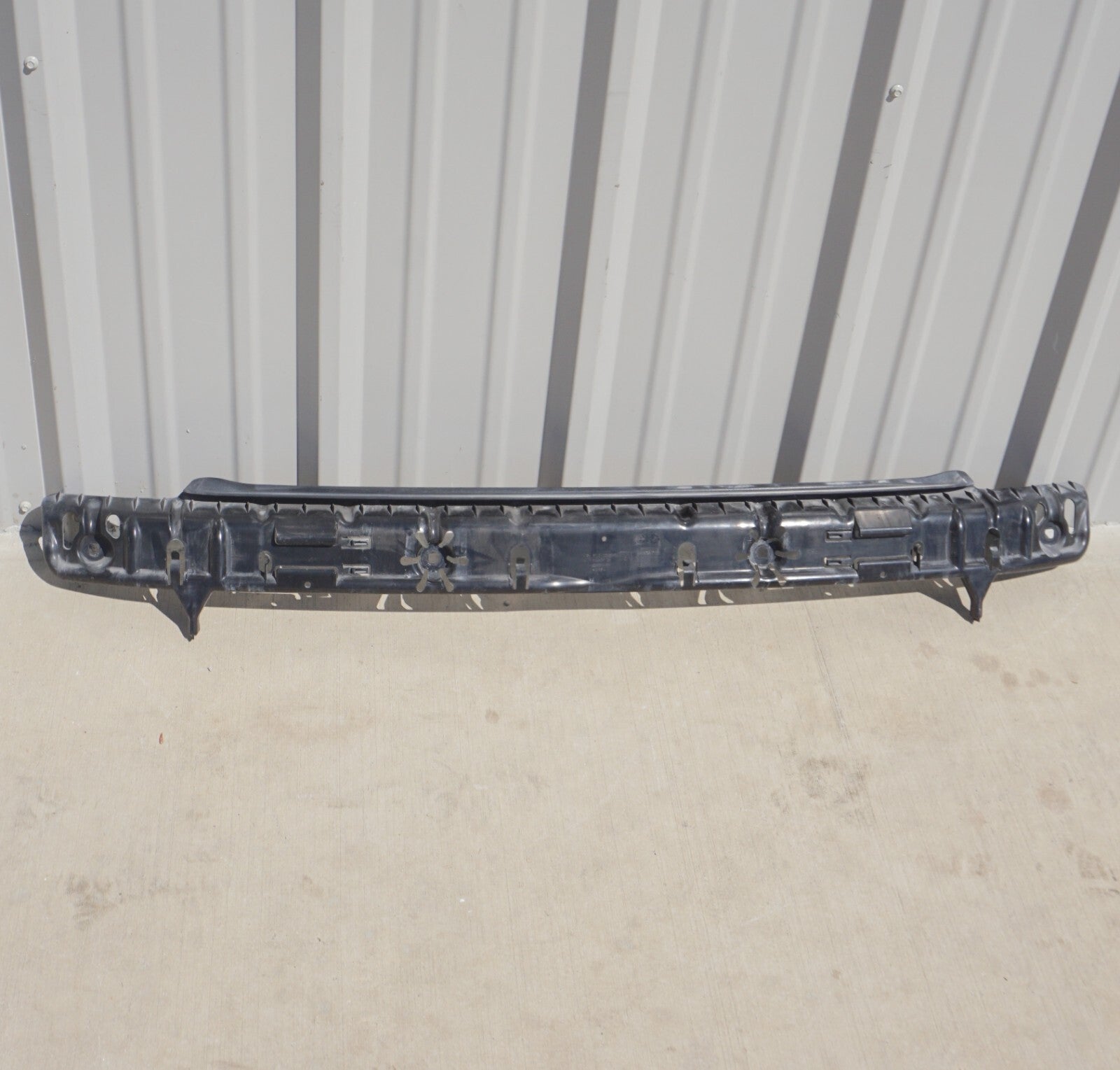 2004 - 2010  BMW 650i E63 E64 Rear Center Bumper Mount Bracket Support OEM
