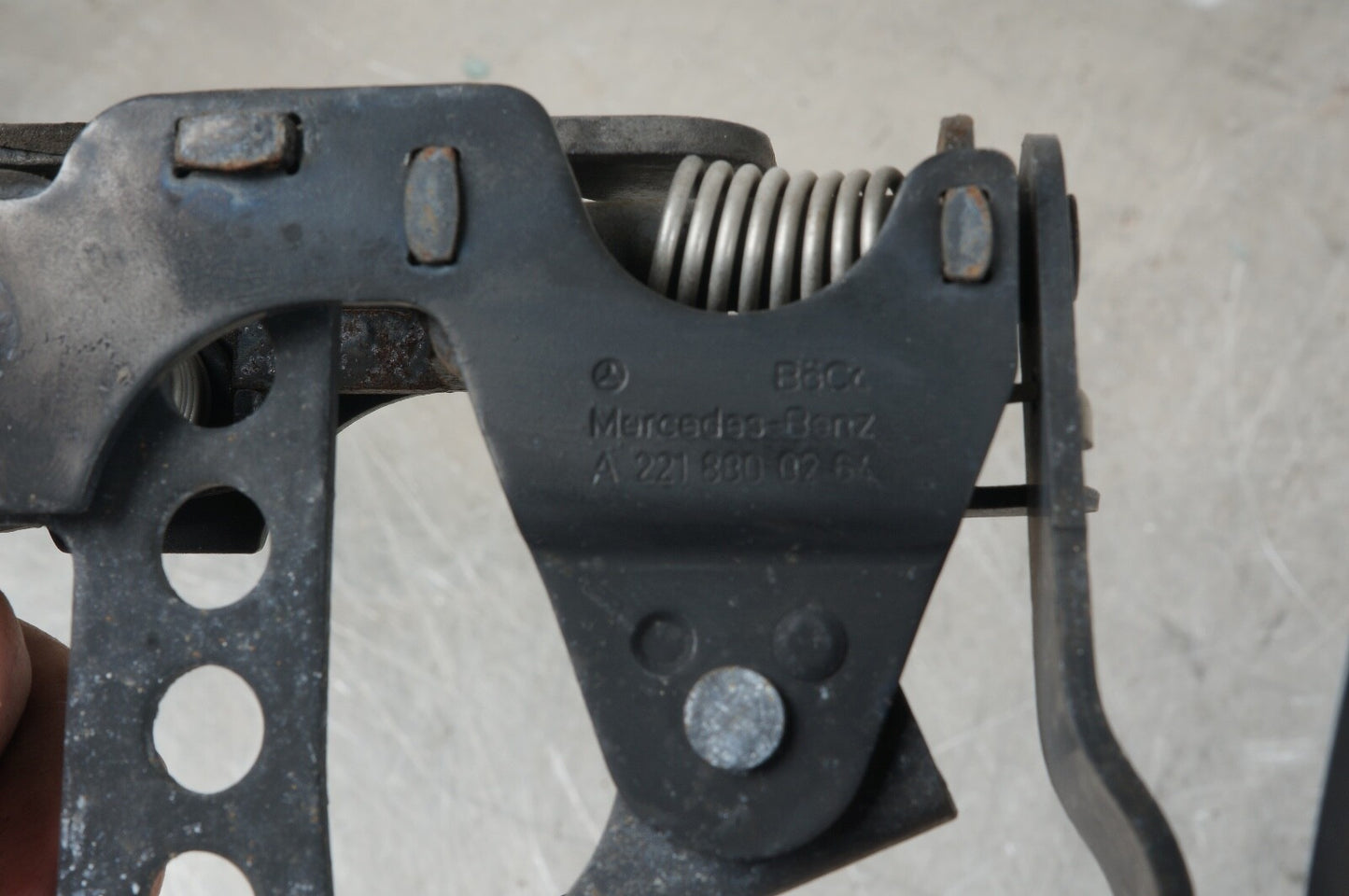 07-13 MERCEDES W221 S-CLASS HOOD LOCK LATCH CATCH MECHANISM 2218800264 OEM