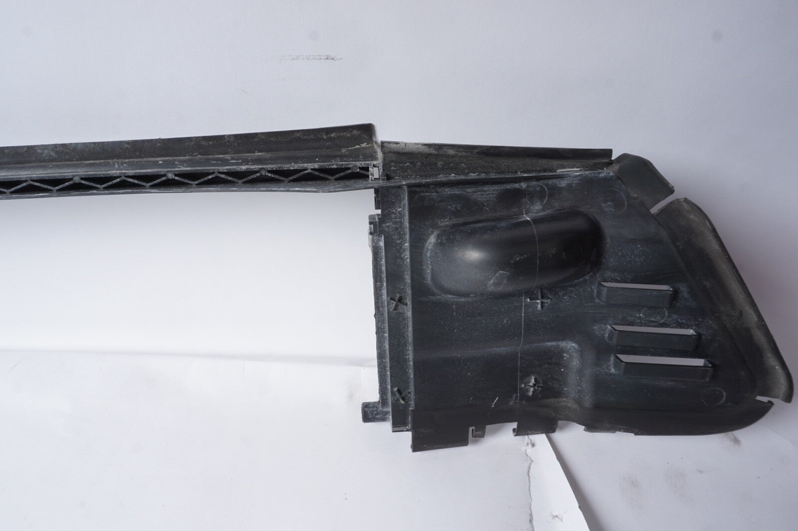 2010 - 2013 MERCEDES-BENZ S W221 LOWER AIR DUCT BAFFLE A2215052630 OEM