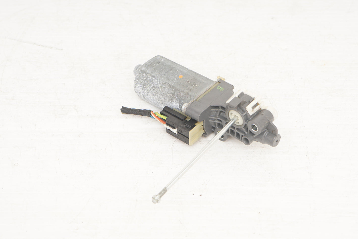2007 - 2013 BMW 335i E93 CONVERTIBLE FRONT LEFT DRIVER SEAT HEAD REST MOTOR OEM
