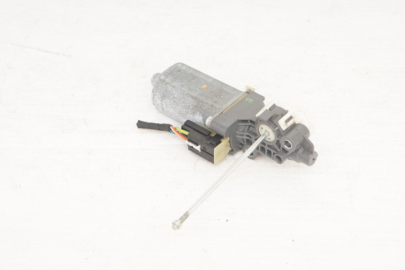 2007 - 2013 BMW 335i E93 CONVERTIBLE FRONT LEFT DRIVER SEAT HEAD REST MOTOR OEM