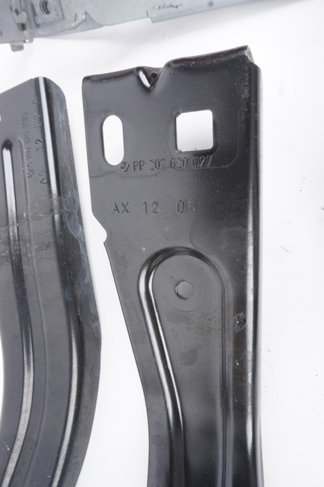 2010 - 2013 Mercedes E350 E550 C207 Left Mount Bracket Support Headlight Lamp