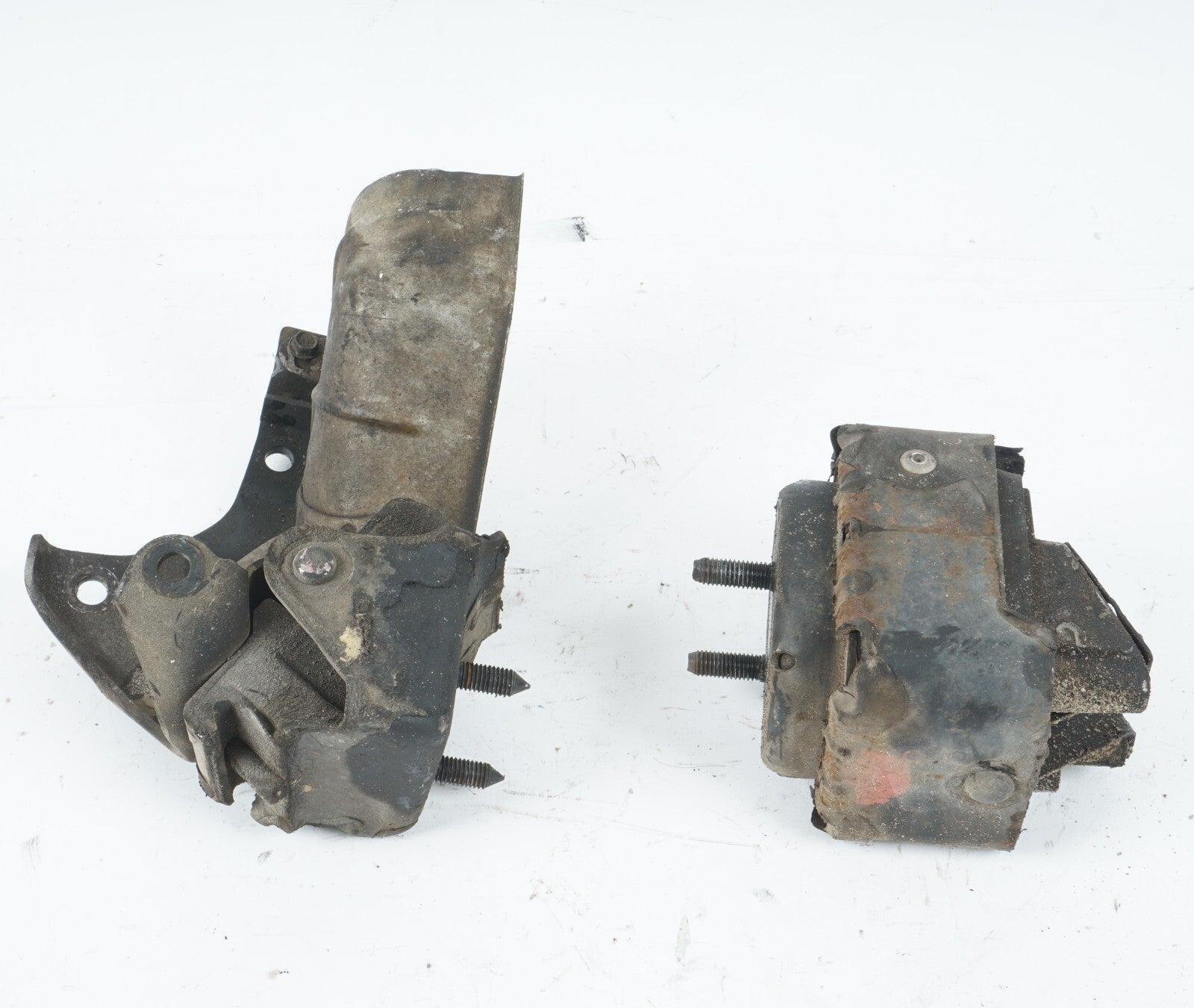 1989 - 1992 Cadillac Allante 4.5L AT TRANSMISSION MOUNT BRACKET SET OF 2 OEM