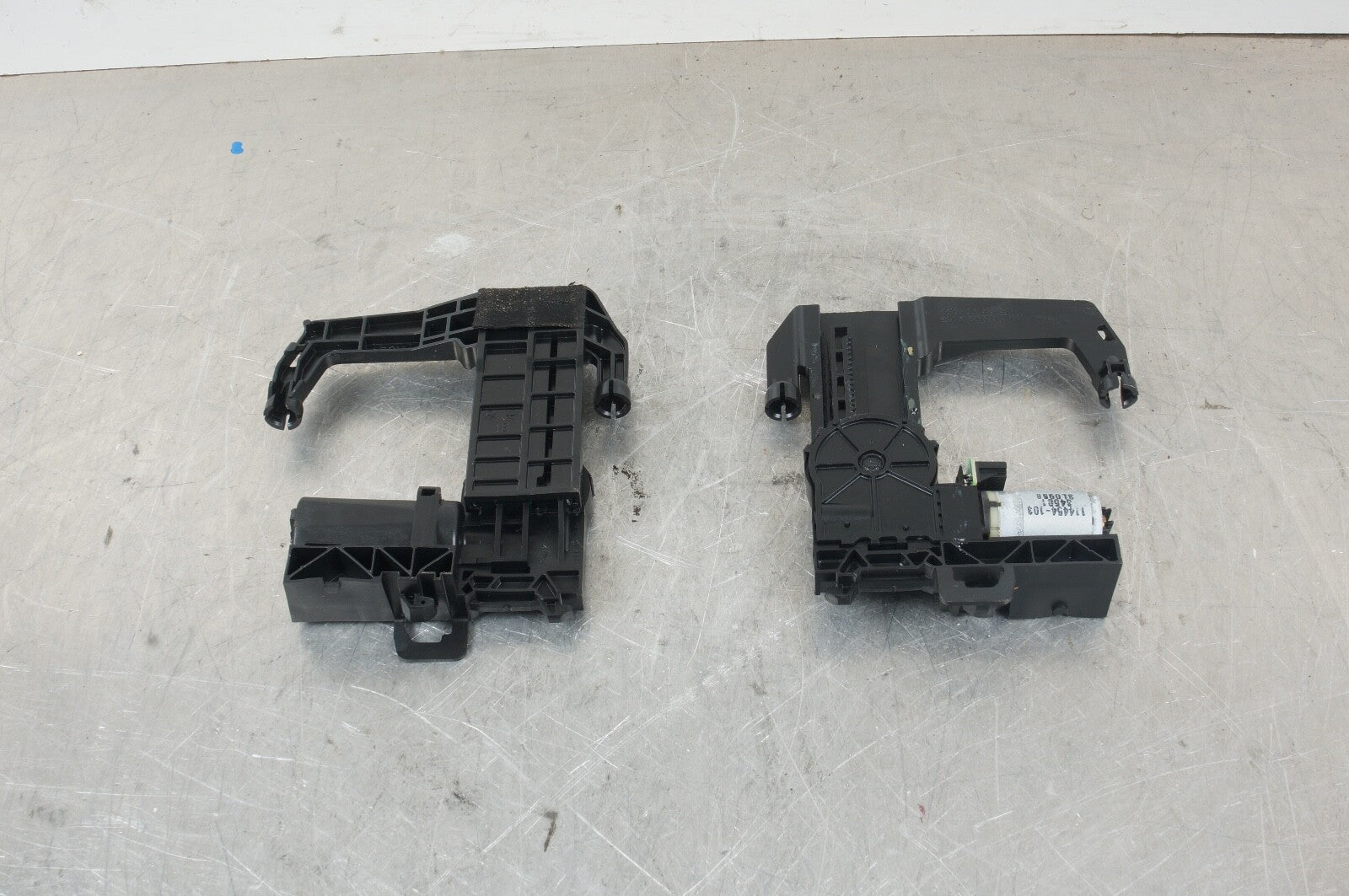 06-11 Mercede W221 S550 E550 Front Seat Headrest Head Rest Adjust Motor OEM x 2