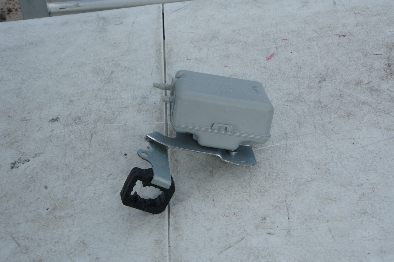97-04 MERCEDES  R170 SLK320 CLK430 E320 SLK230 VACUUM PUMP TANK RESERVOIR OEM