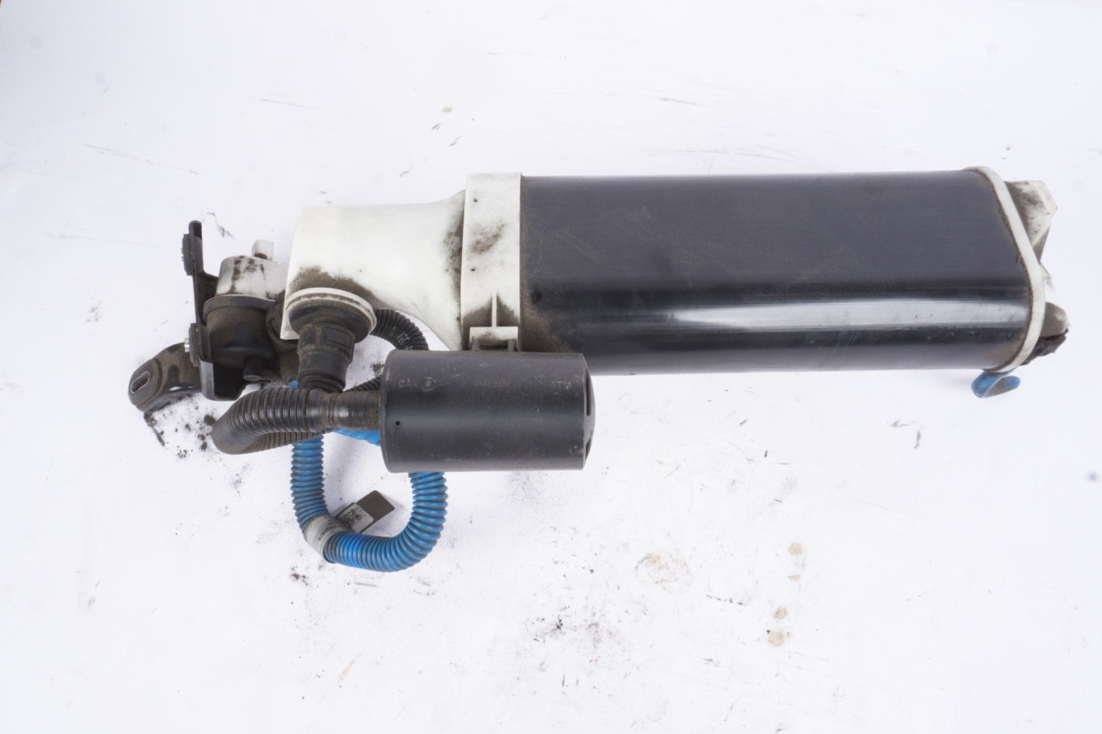 2014 - 2017 Maserati Ghibli Fuel EVAP Evaporator Canister Assembly 0670003286