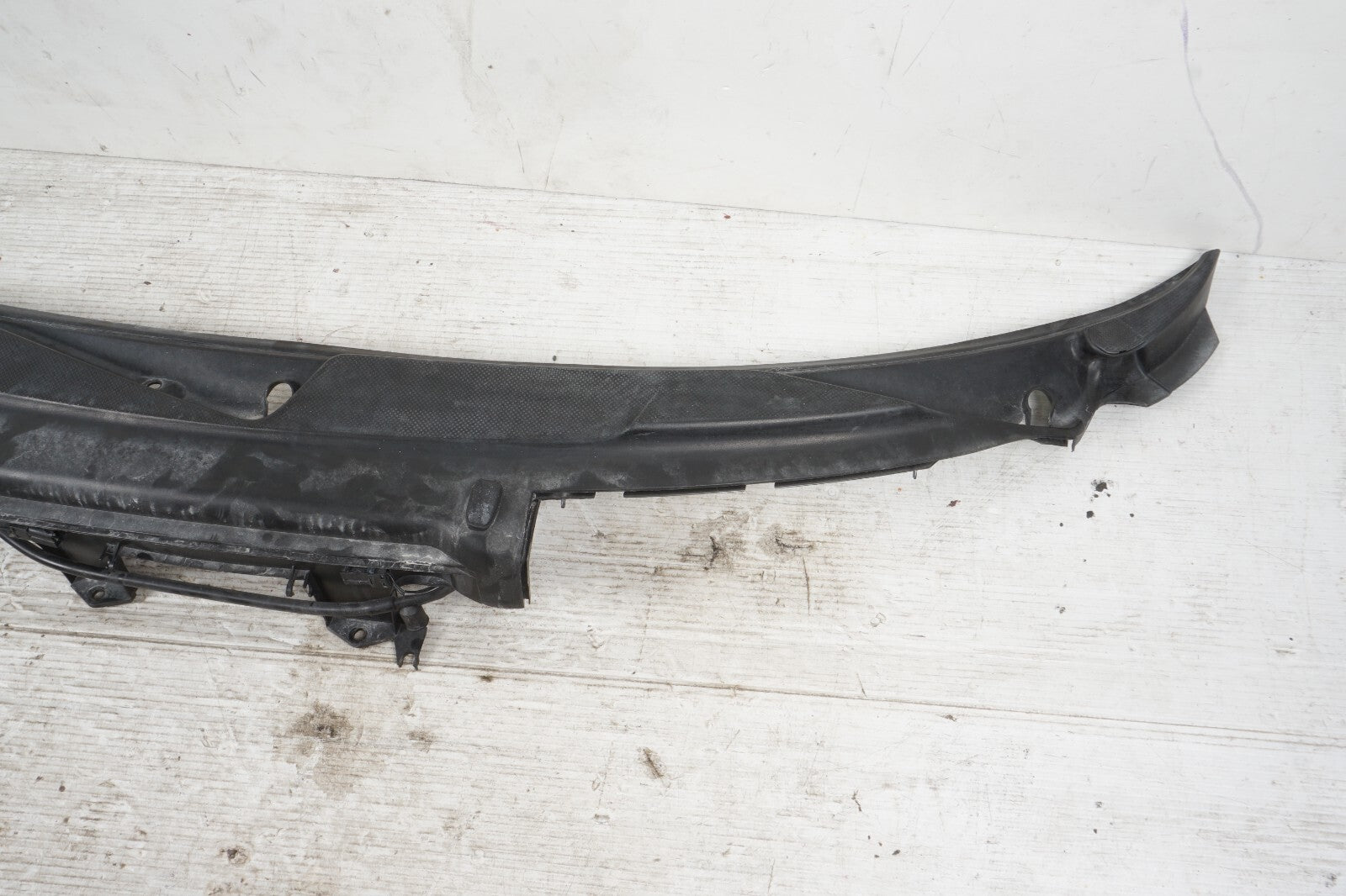 2000-2004 Porsche Boxster 986 Windshield Wiper Cowl Grille 99657206306 OEM