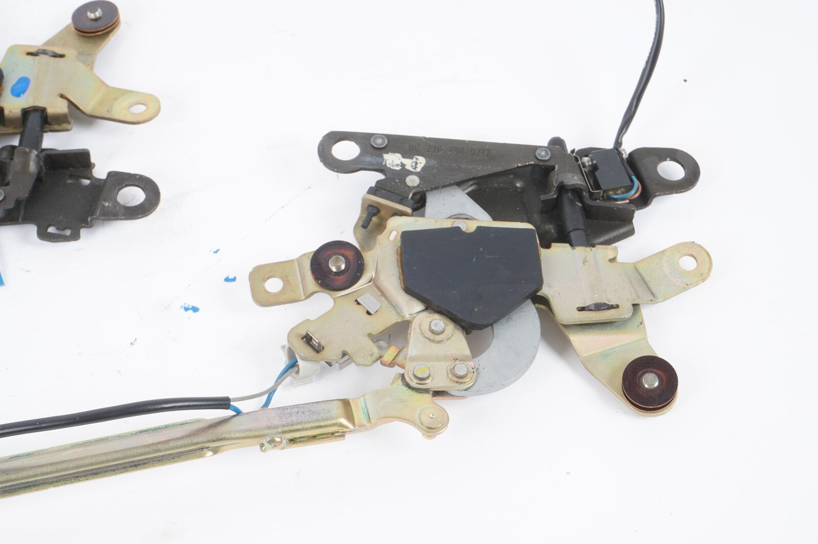 03-08 MERCEDES R230 CONVERTIBLE TOP ROOF STRIKER LOCK LATCH CATCH SET OEM