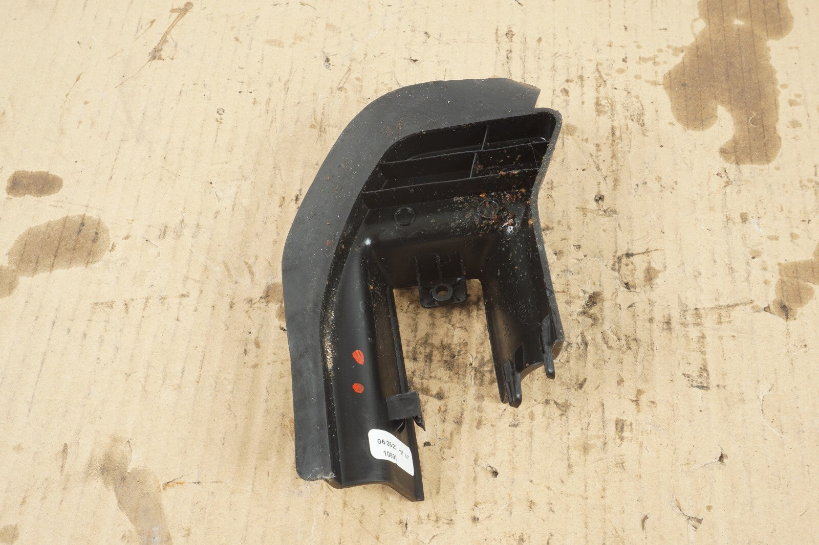 17-20 CHRYSLER PACIFICA FRONT RIGHT SIDE SEAT RAIL COVER TRIM OEM