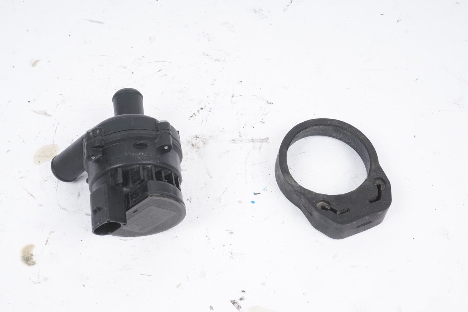 03 - 16 Mercedes W211 E320 E350 ML320 Auxiliary Water Pump 2118350364 OEM
